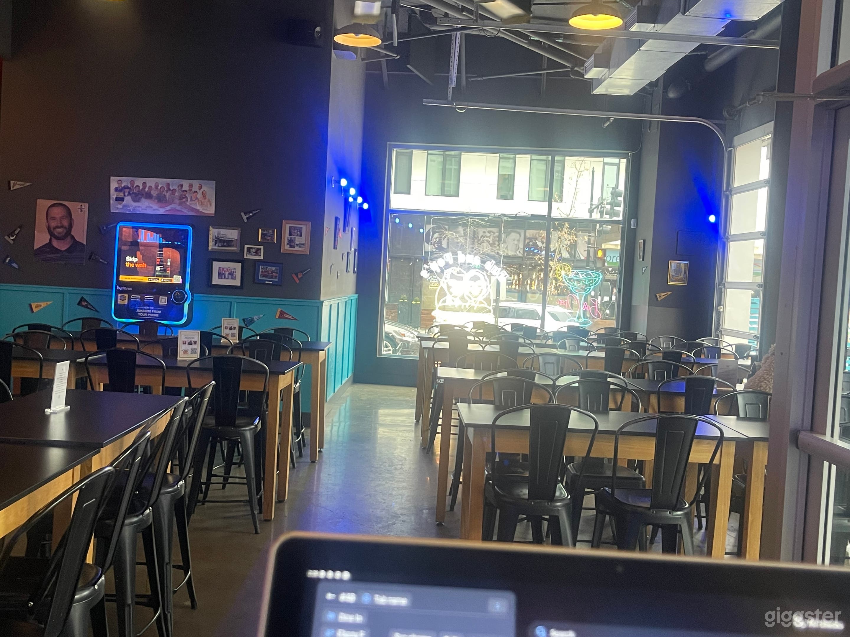 160 seat restaurant bar with duck bowling lanes & food! Photo 3