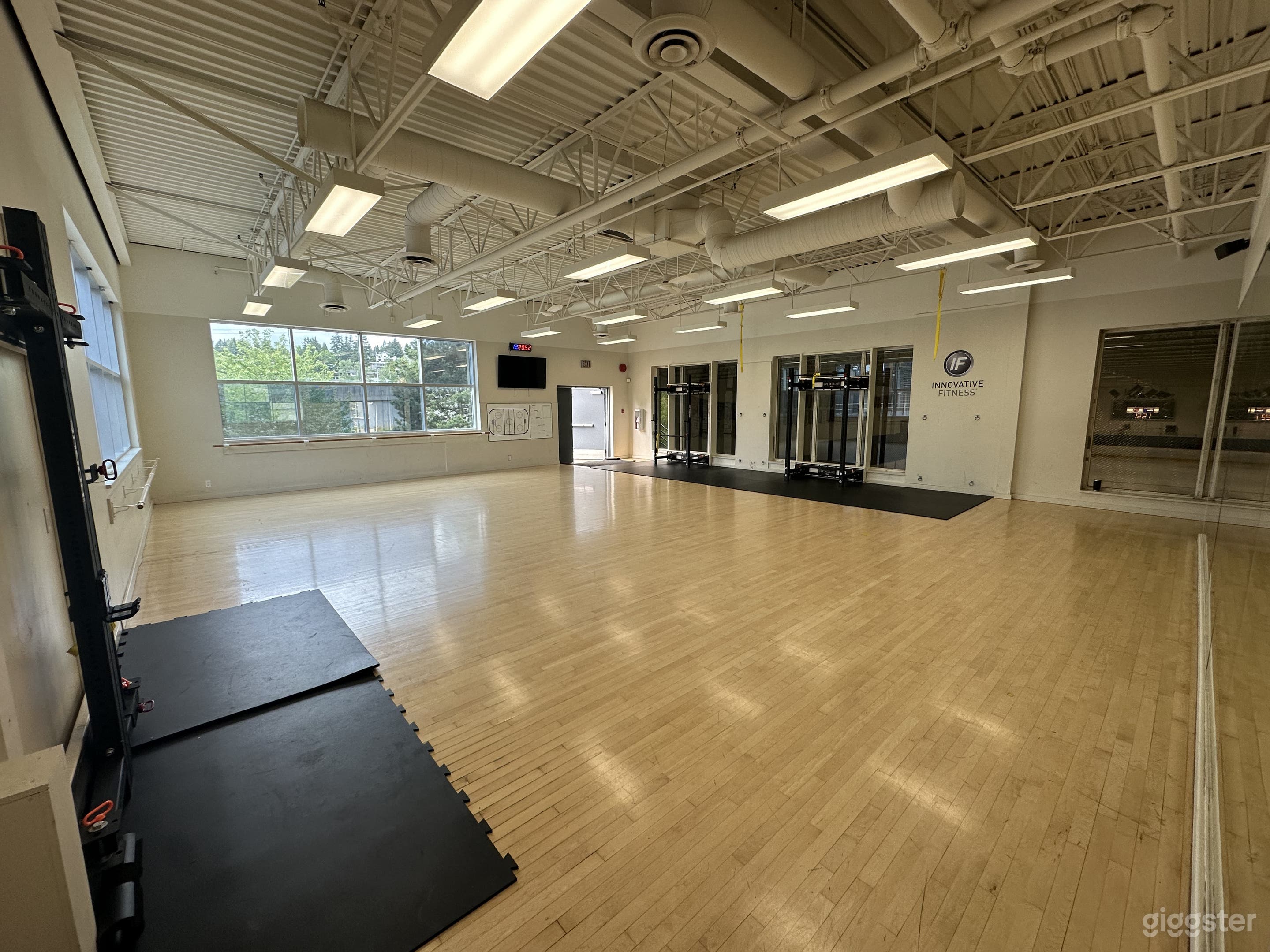 Bright &amp; Spacious Dance Studio Photo 2
