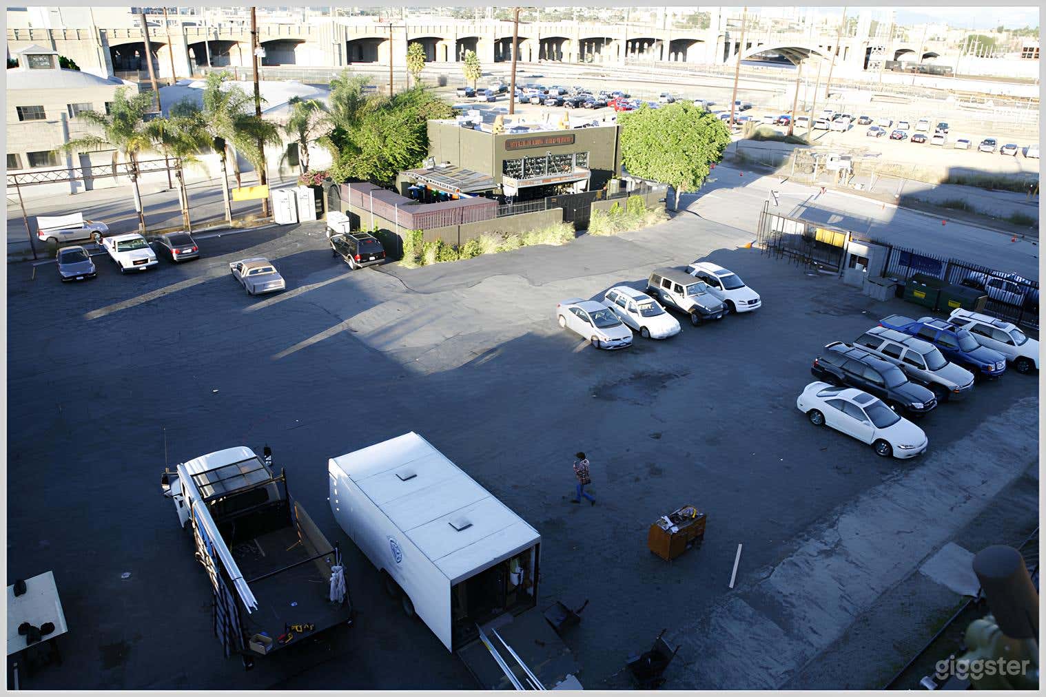 Wide Parking Production Space Photo 3