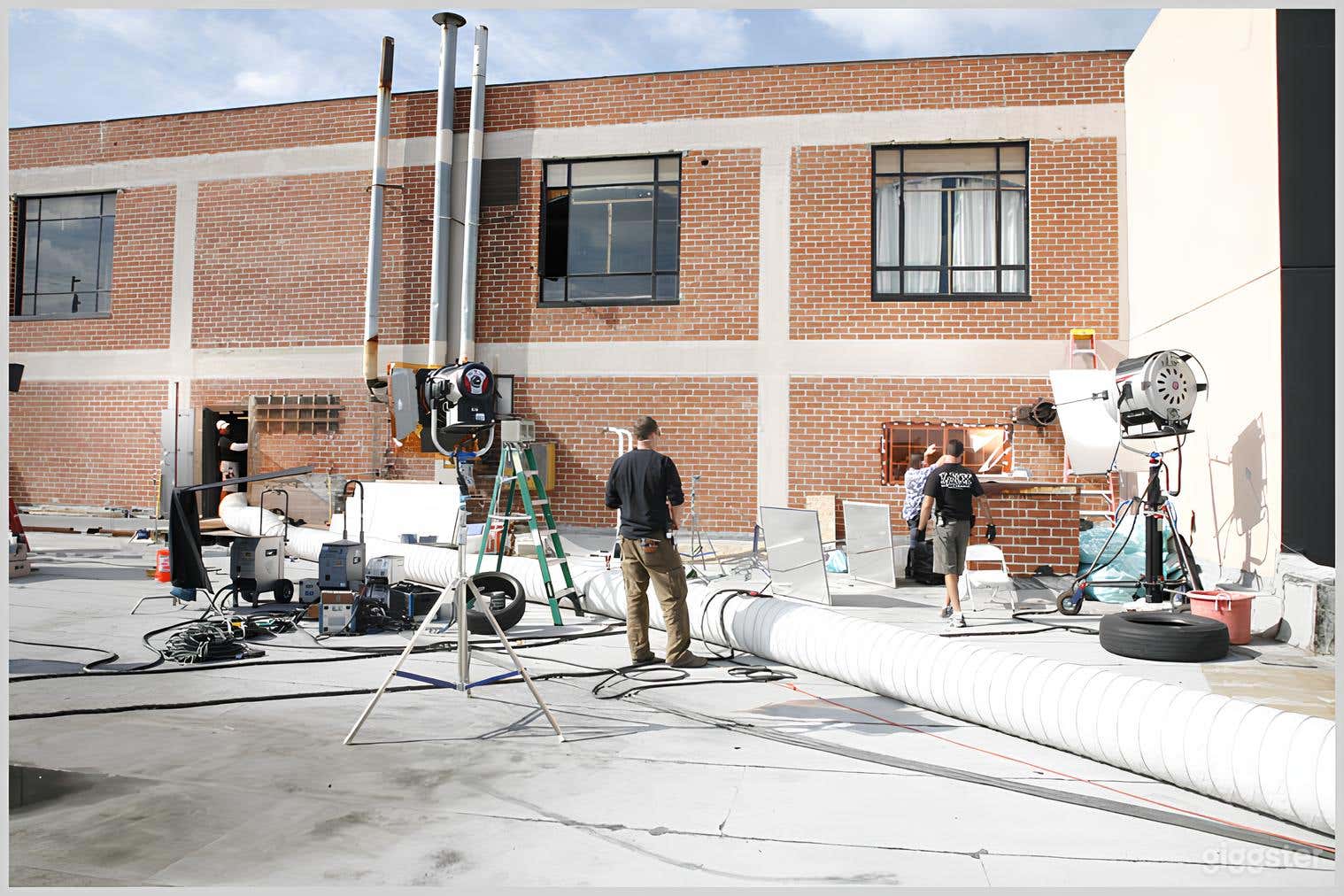 Wide Parking Production Space Photo 1