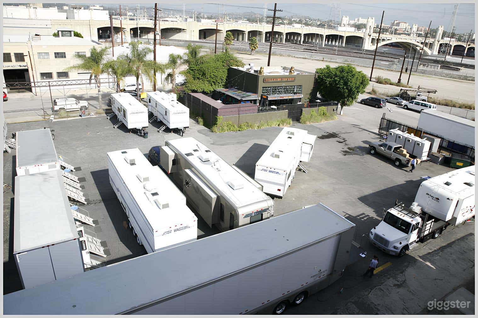 Wide Parking Production Space Photo 4