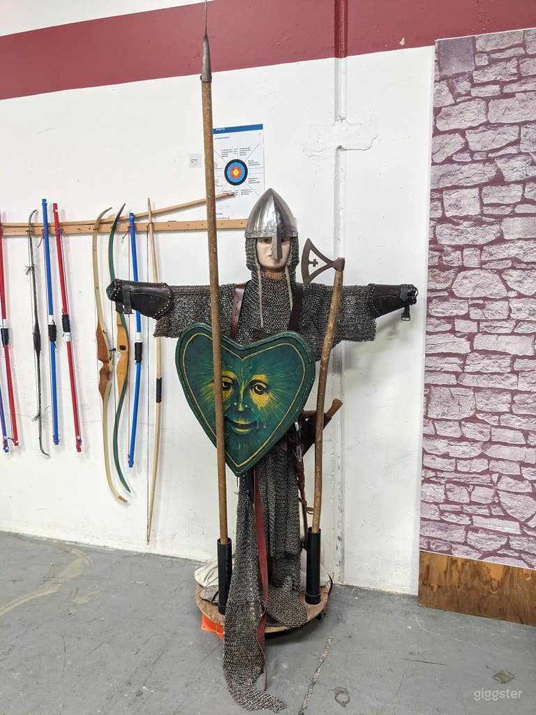  Ce style de cotte de mailles était utilisé par les Vikings, les croisés et même jusqu'au début du XVe siècle. Des parties de ce type d'armure peuvent être vues dans la production The King. 