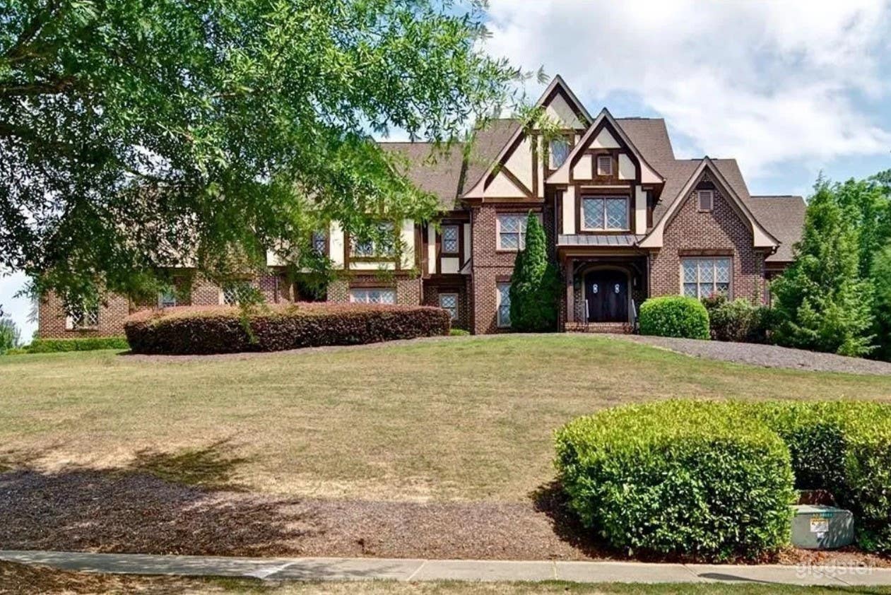 Elegant Tudor Estate Photo 4