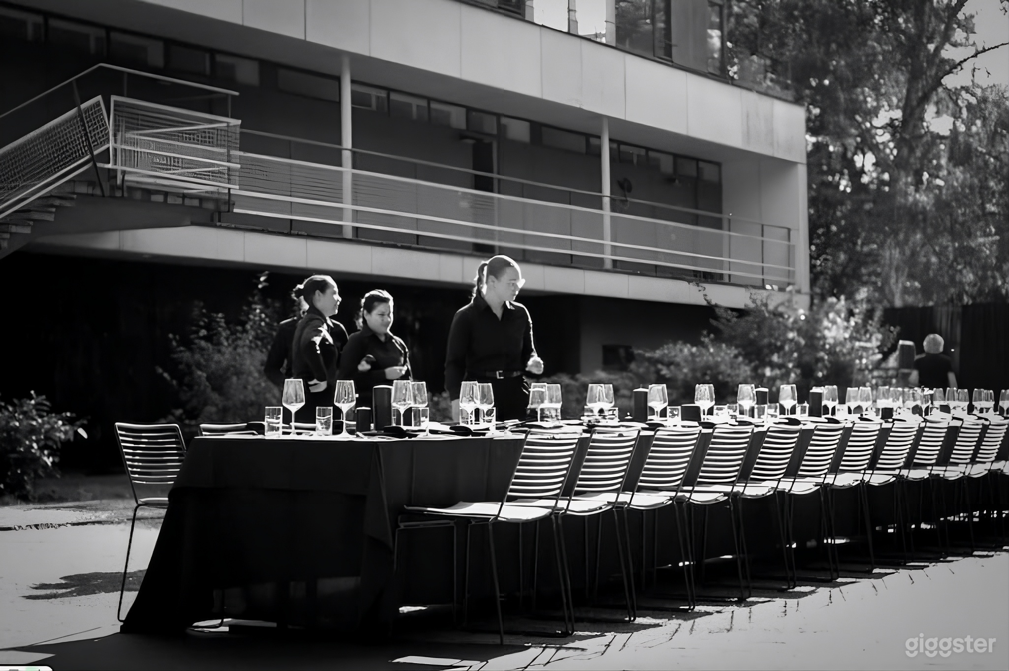 Großzügiger Parkplatz Photo 1