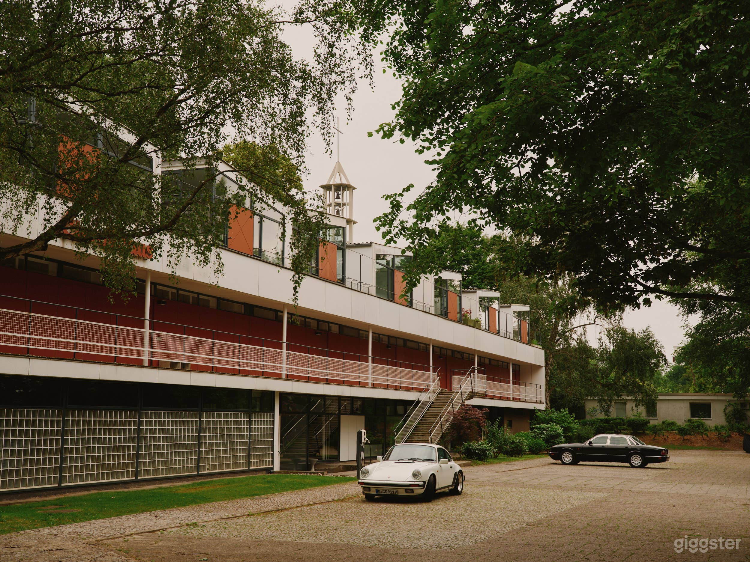 Großzügiger Parkplatz Photo 4
