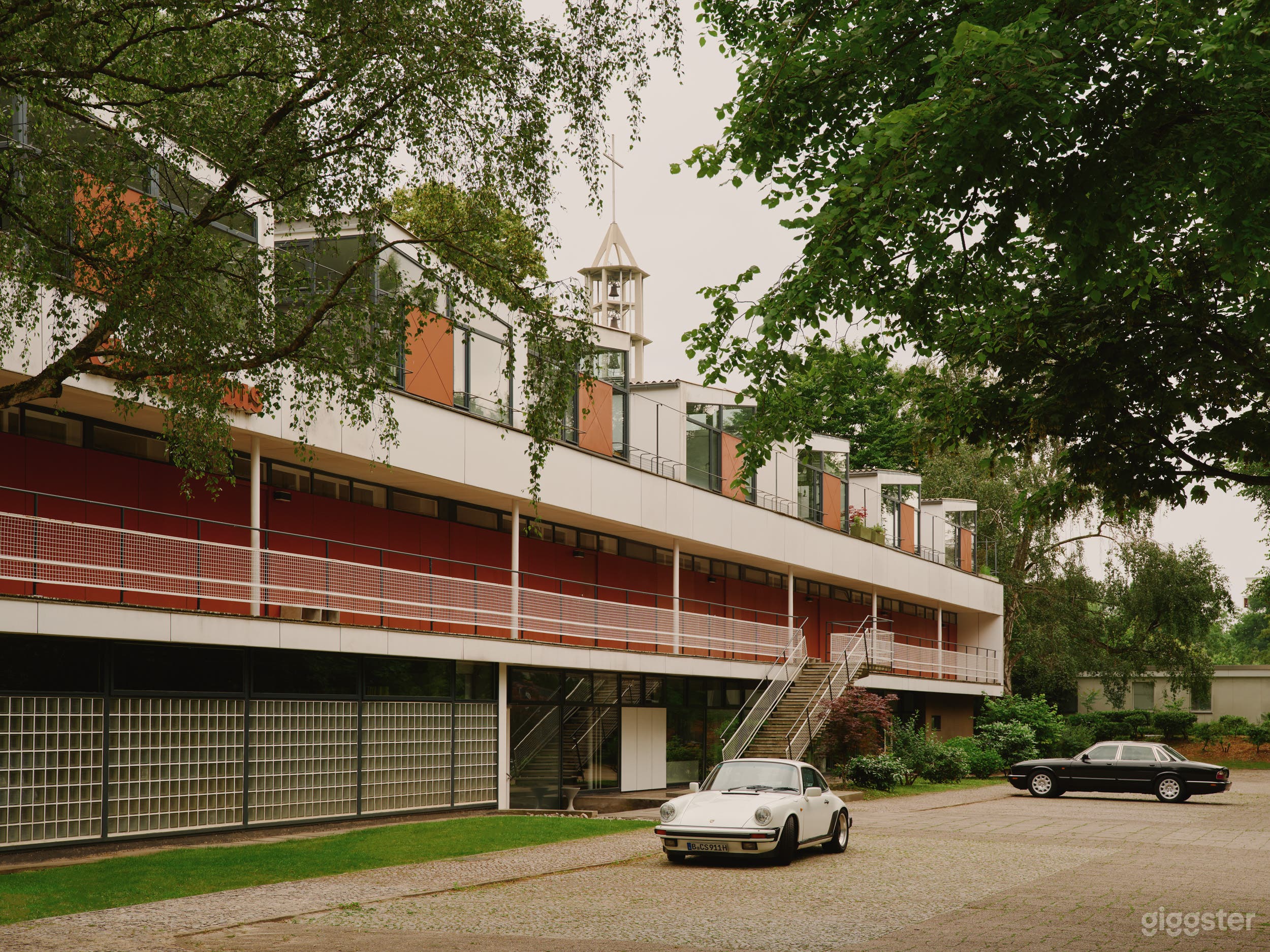 Großzügiger Parkplatz Photo 3
