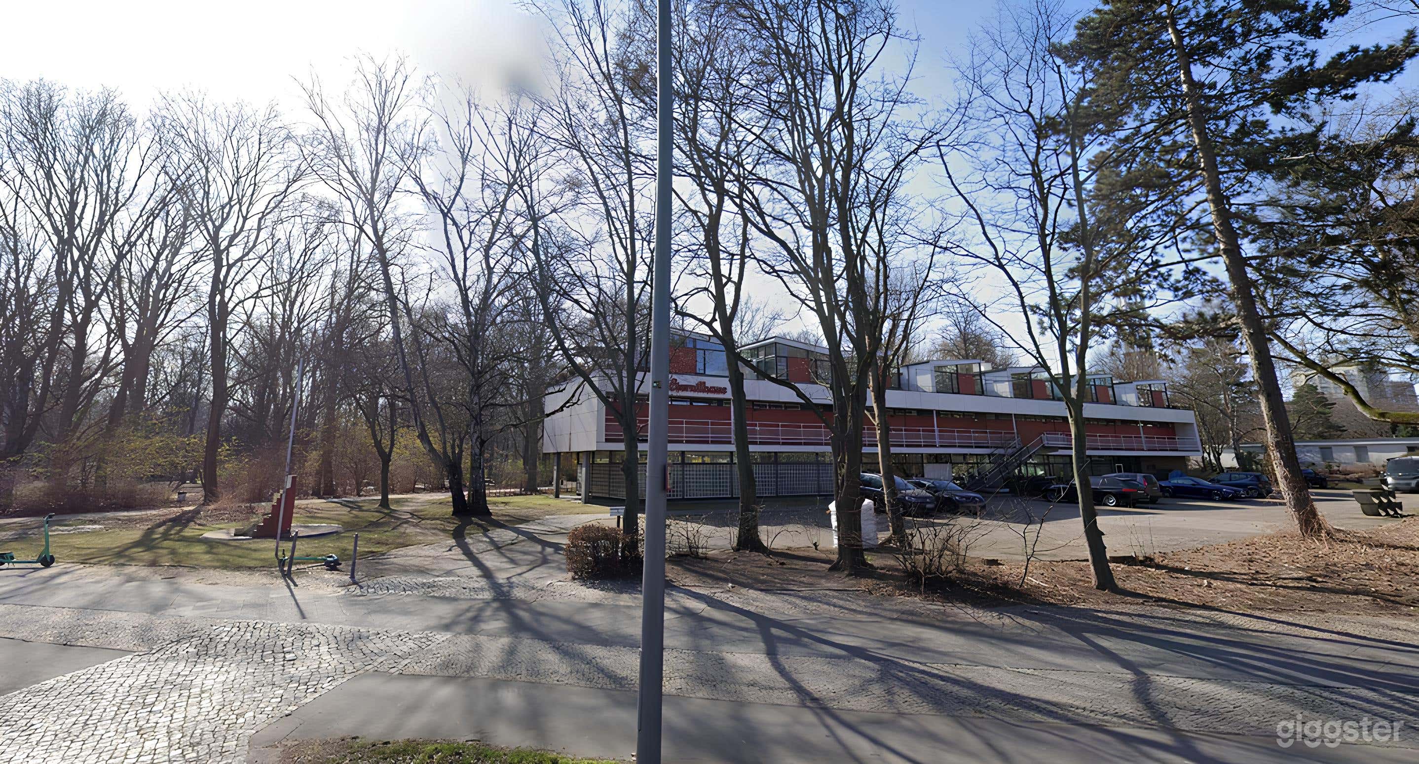 Großzügiger Parkplatz Photo 2