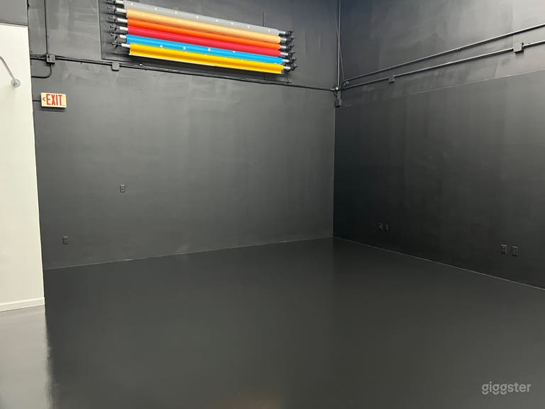  Commercial Studio with Lighting Equipment - AVS1 