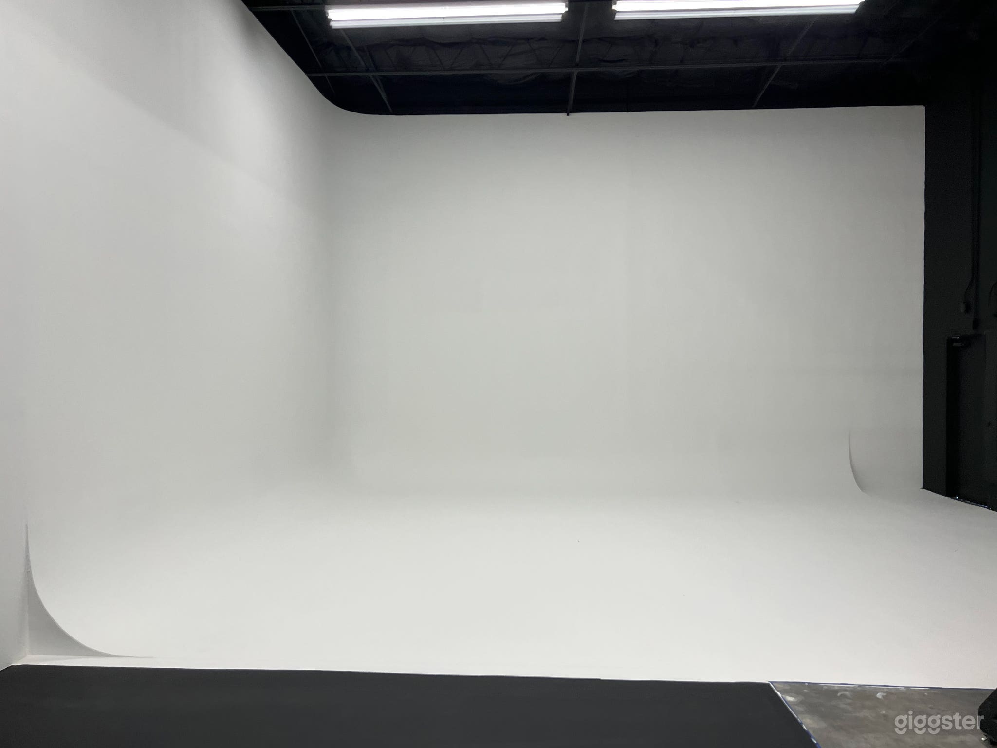 Commercial Studio with Lighting Equipment - AVS1 Photo 3