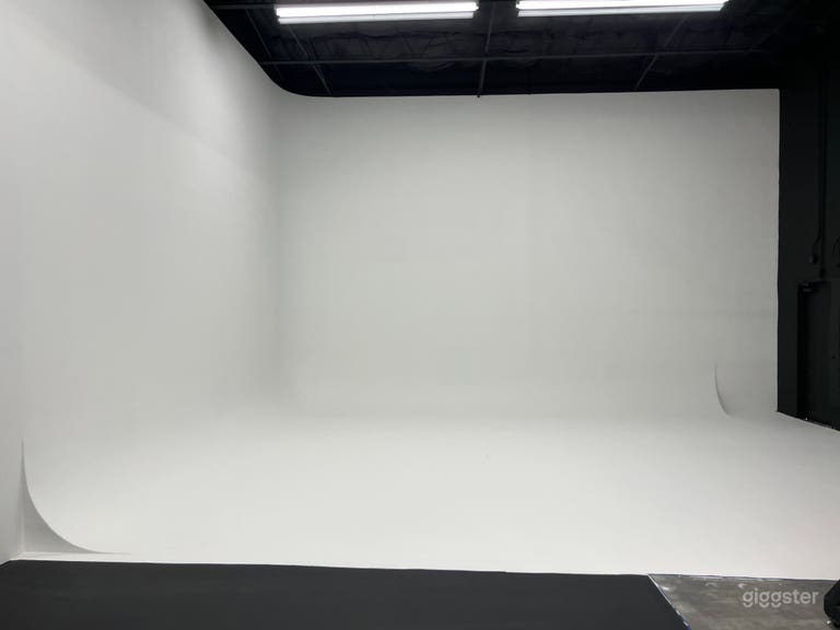  Commercial Studio with Lighting Equipment - AVS1 