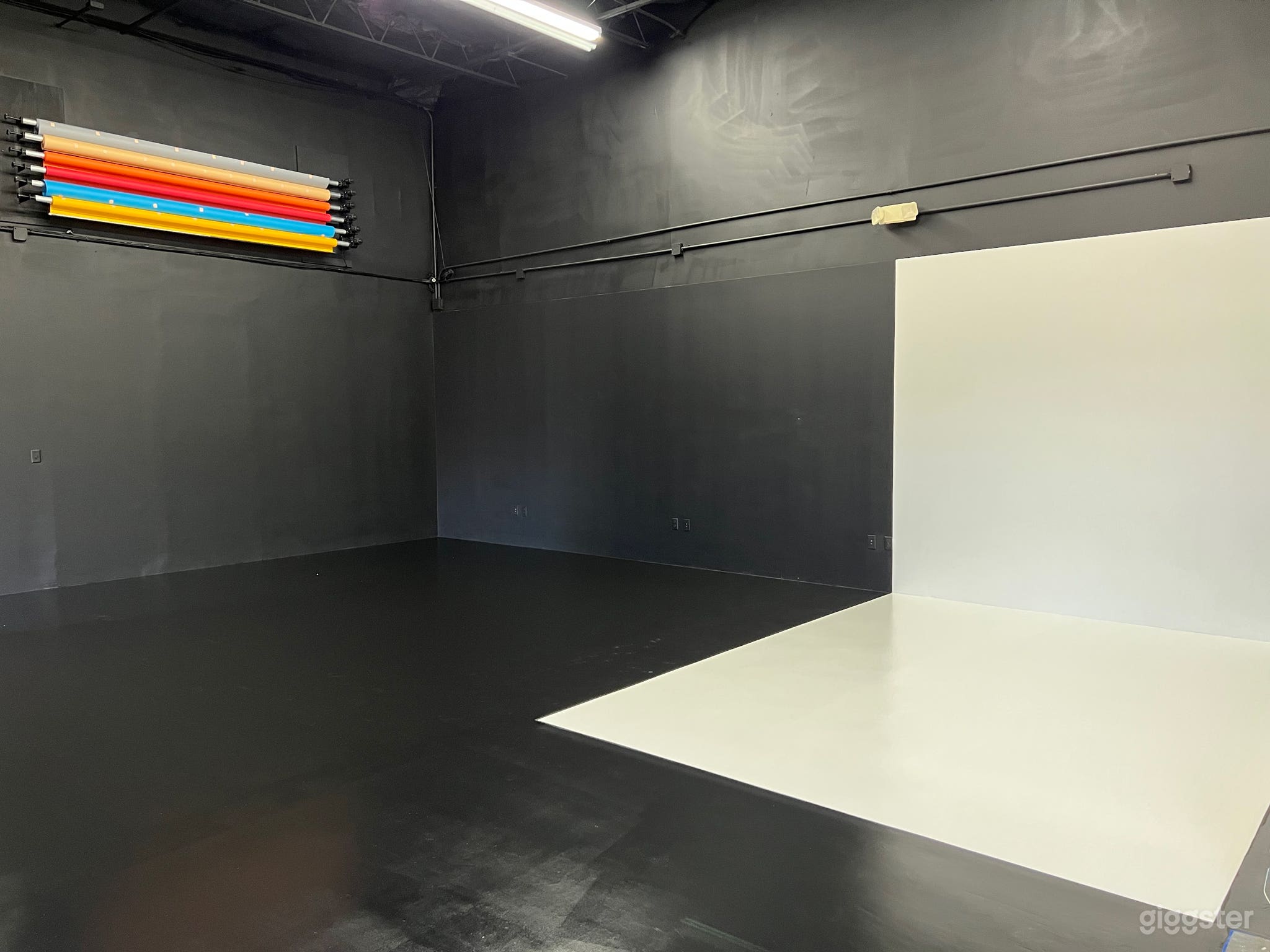 Commercial Studio with Lighting Equipment - AVS1 Photo 4