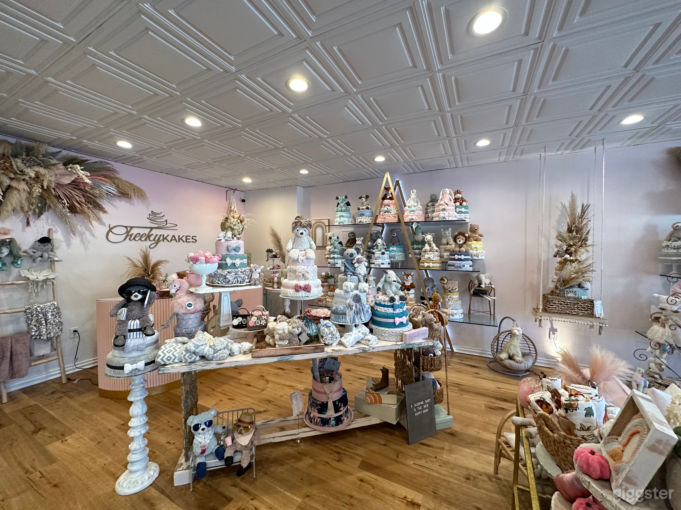 Boho-Chic and Stylish Retail Space Photo 2