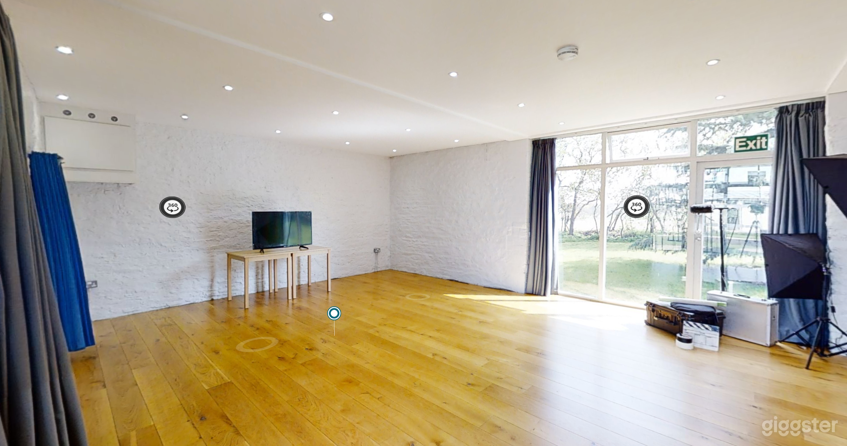 Spacious Barn with wooden flooring Photo 1