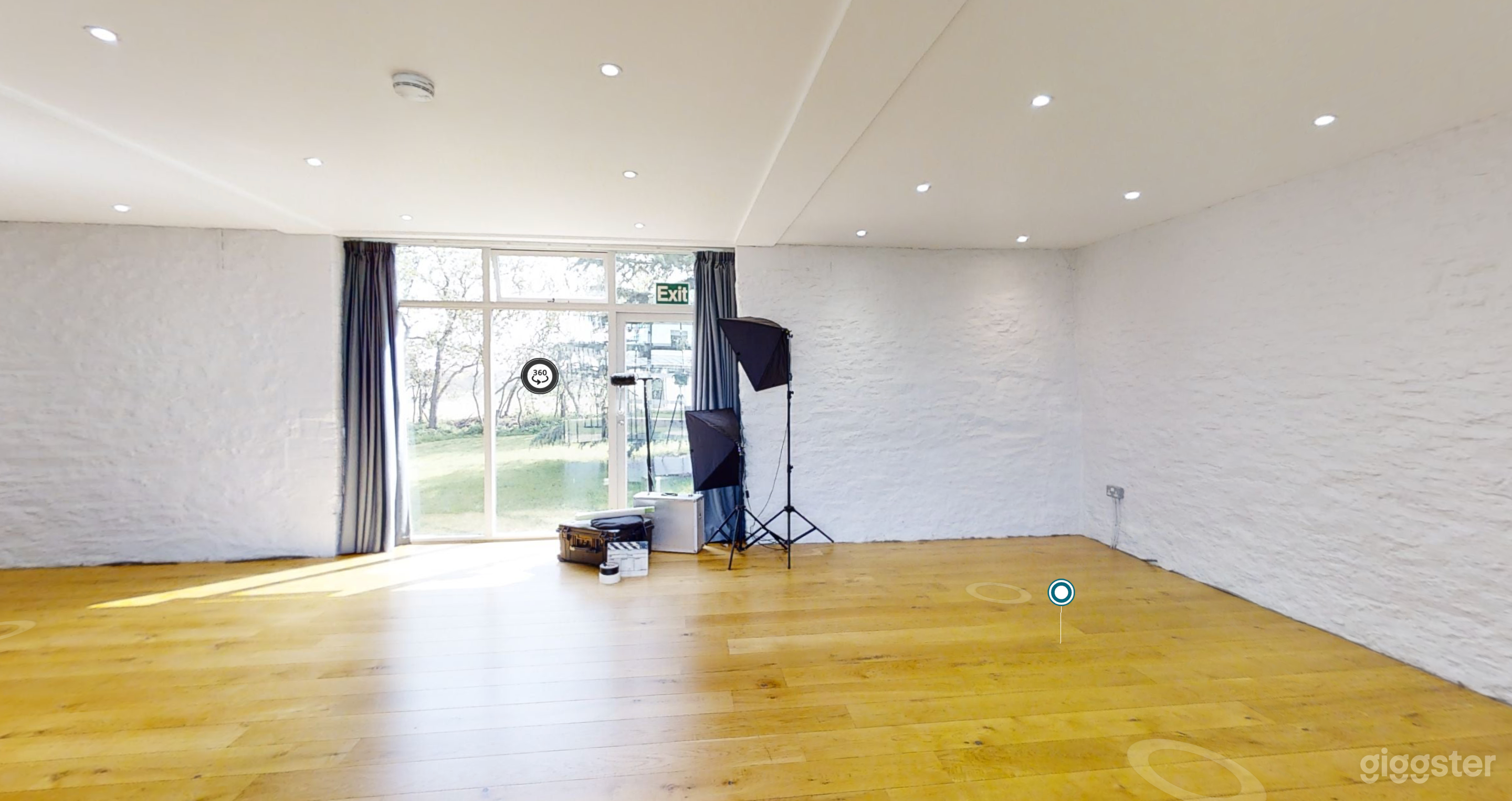 Spacious Barn with wooden flooring Photo 2