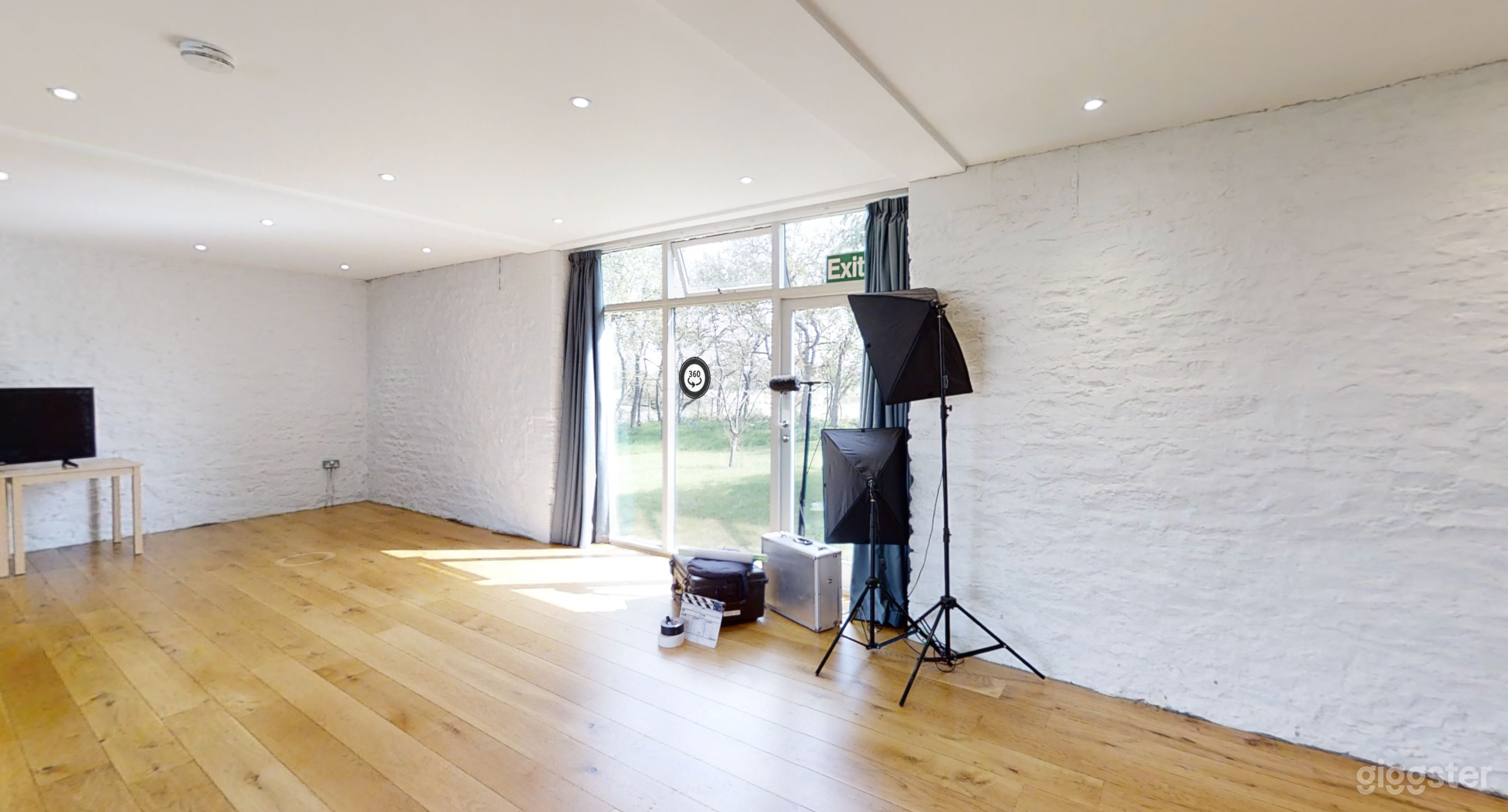 Spacious Barn with wooden flooring Photo 3