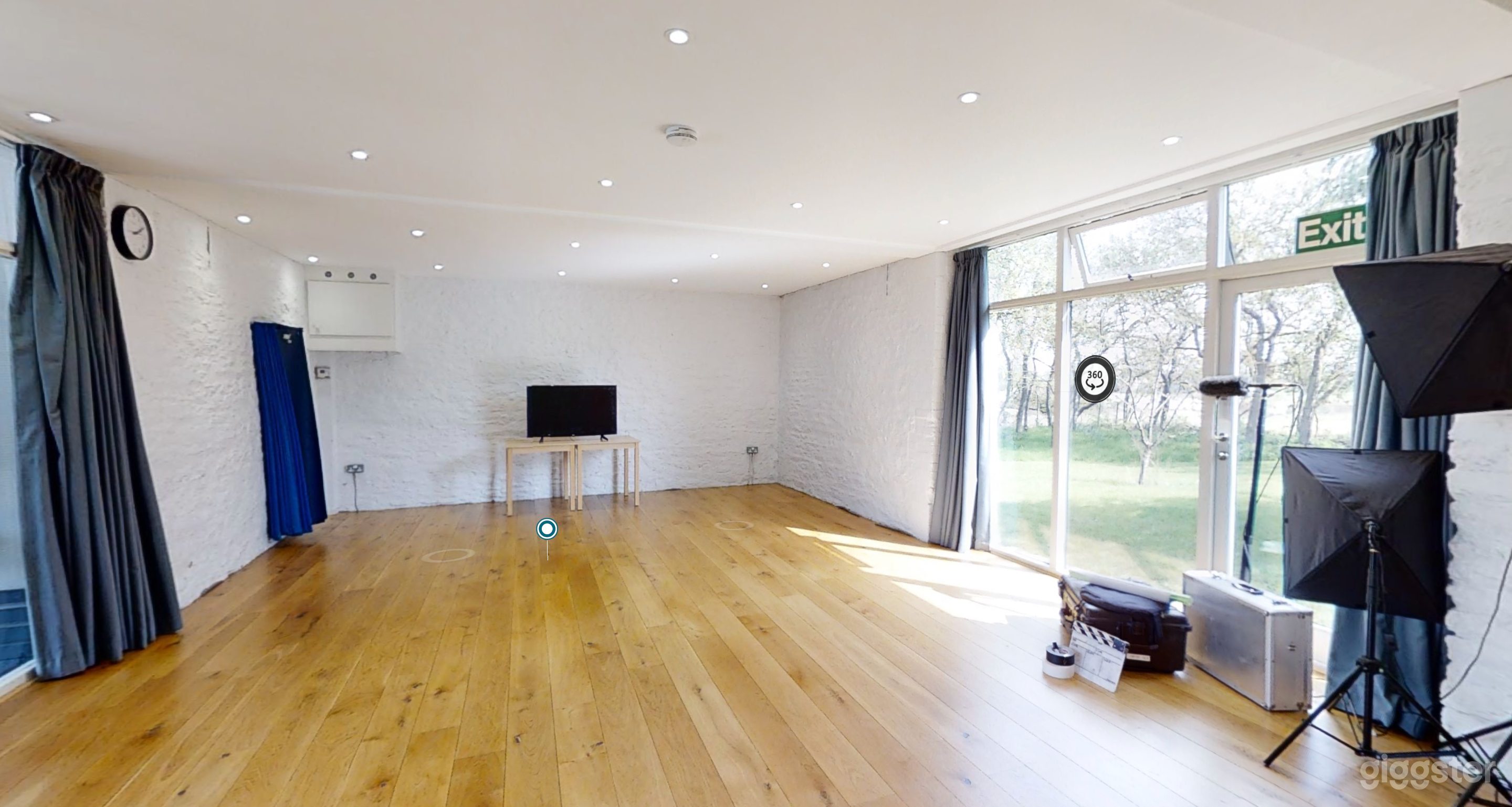 Spacious Barn with wooden flooring Photo 4