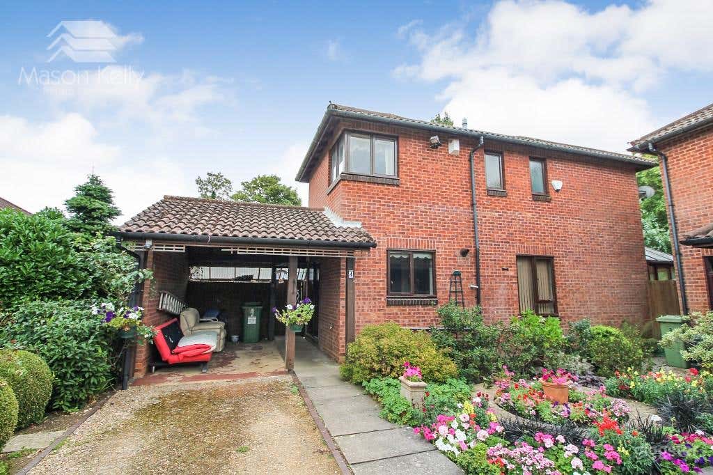 Typical British 1980s Detatched Estate House  Photo 1