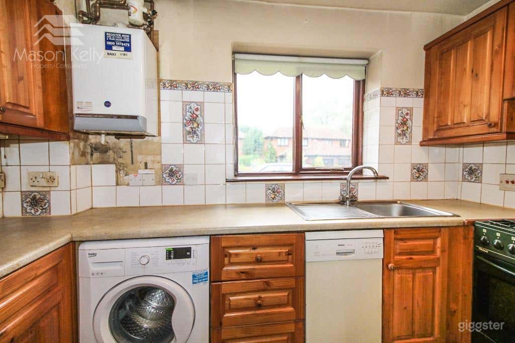 Typical British 1980s Detatched Estate House  Photo 3