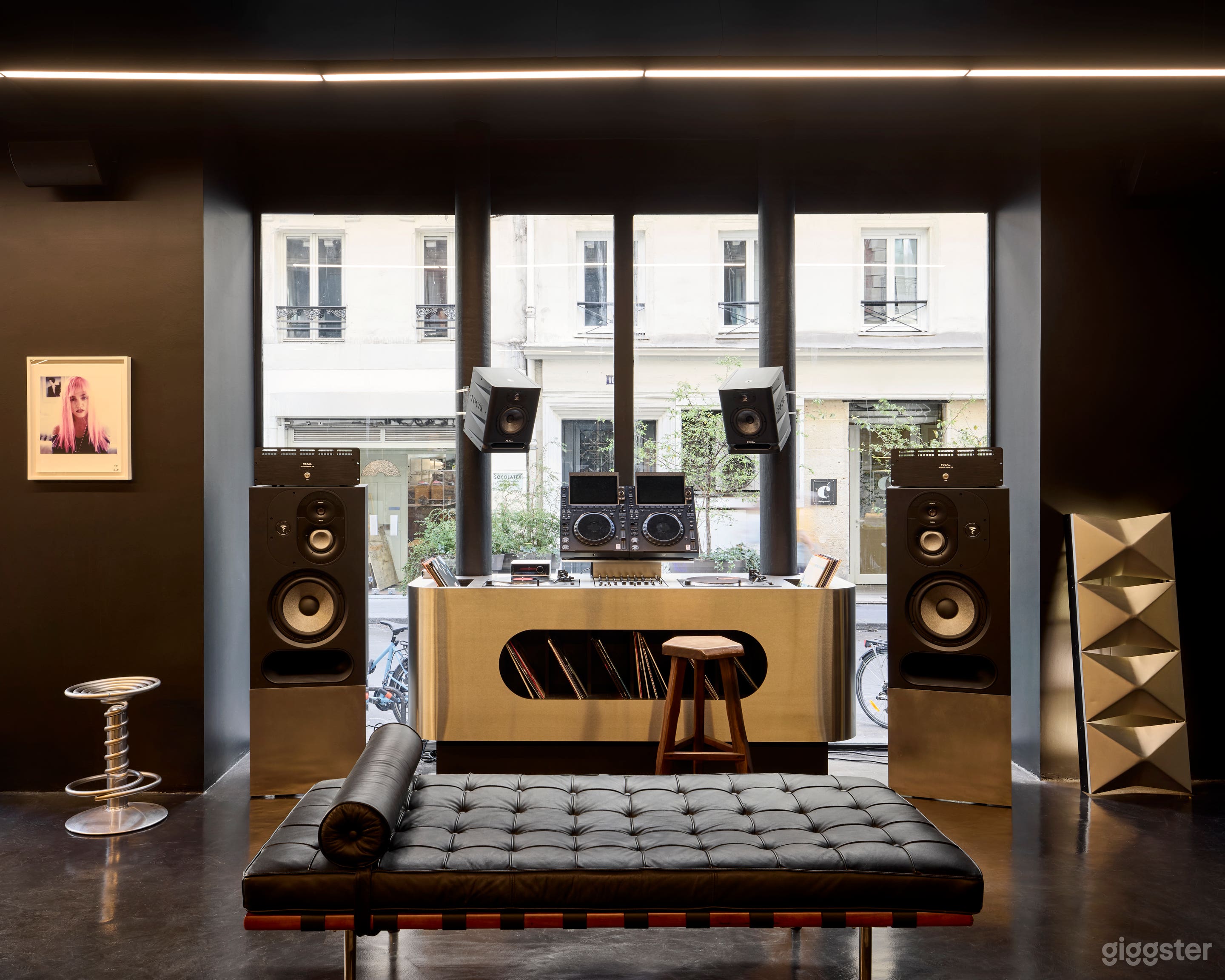 Photo de Lieu hybride : café, bar et studio Pilates dans le Marais 2