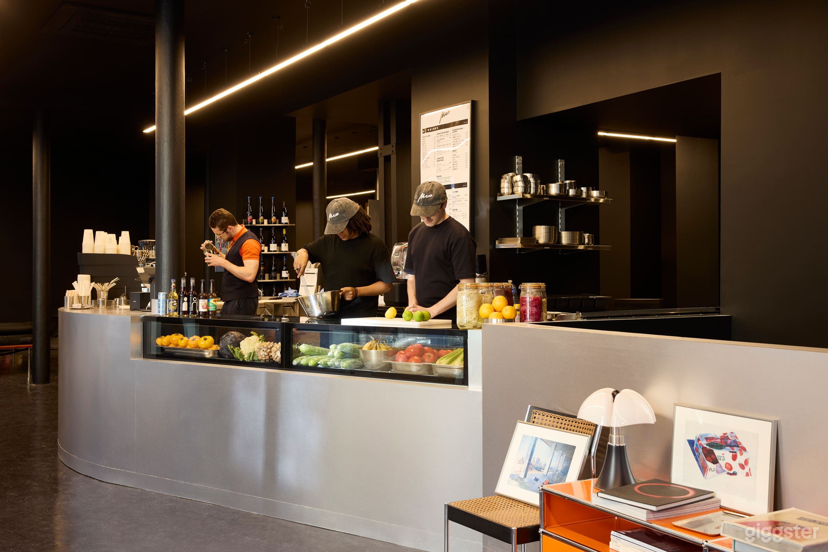 Photo de Lieu hybride : café, bar et studio Pilates dans le Marais 4