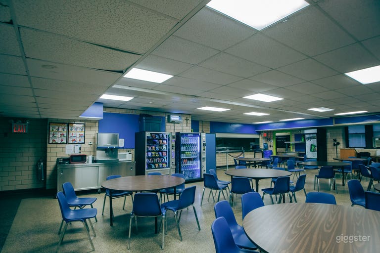  École avec terrain de basket, salle de musique et gymnase 