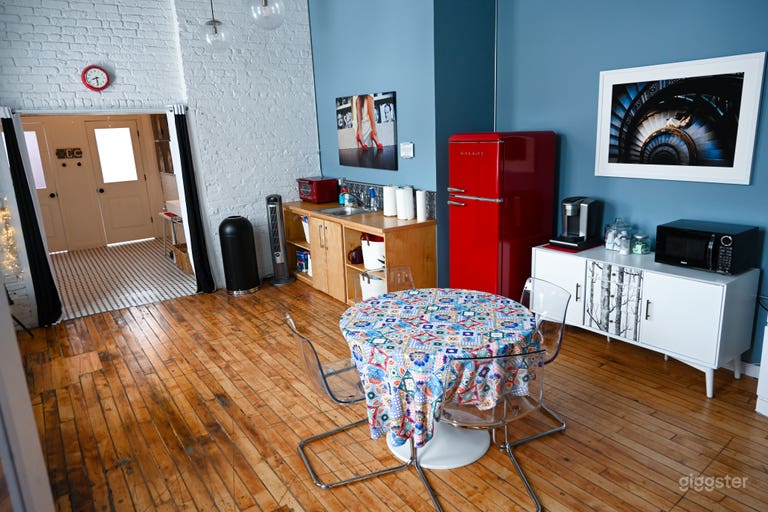  Stunning Chicago Penthouse Loft with Skyline Views 