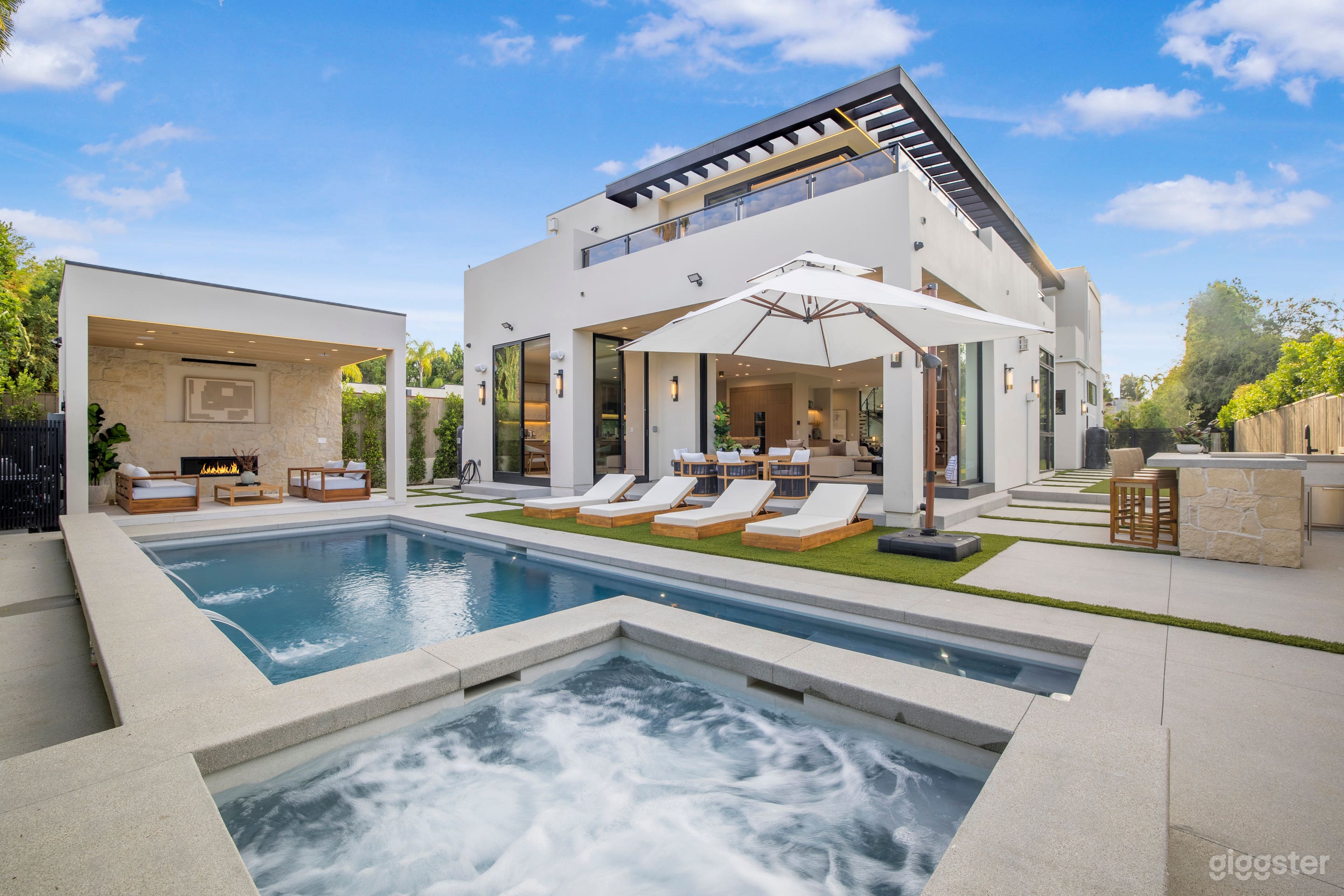 LIGHTWOOD MODERN ESTATE WITH RESORT COURTYARD Photo 2