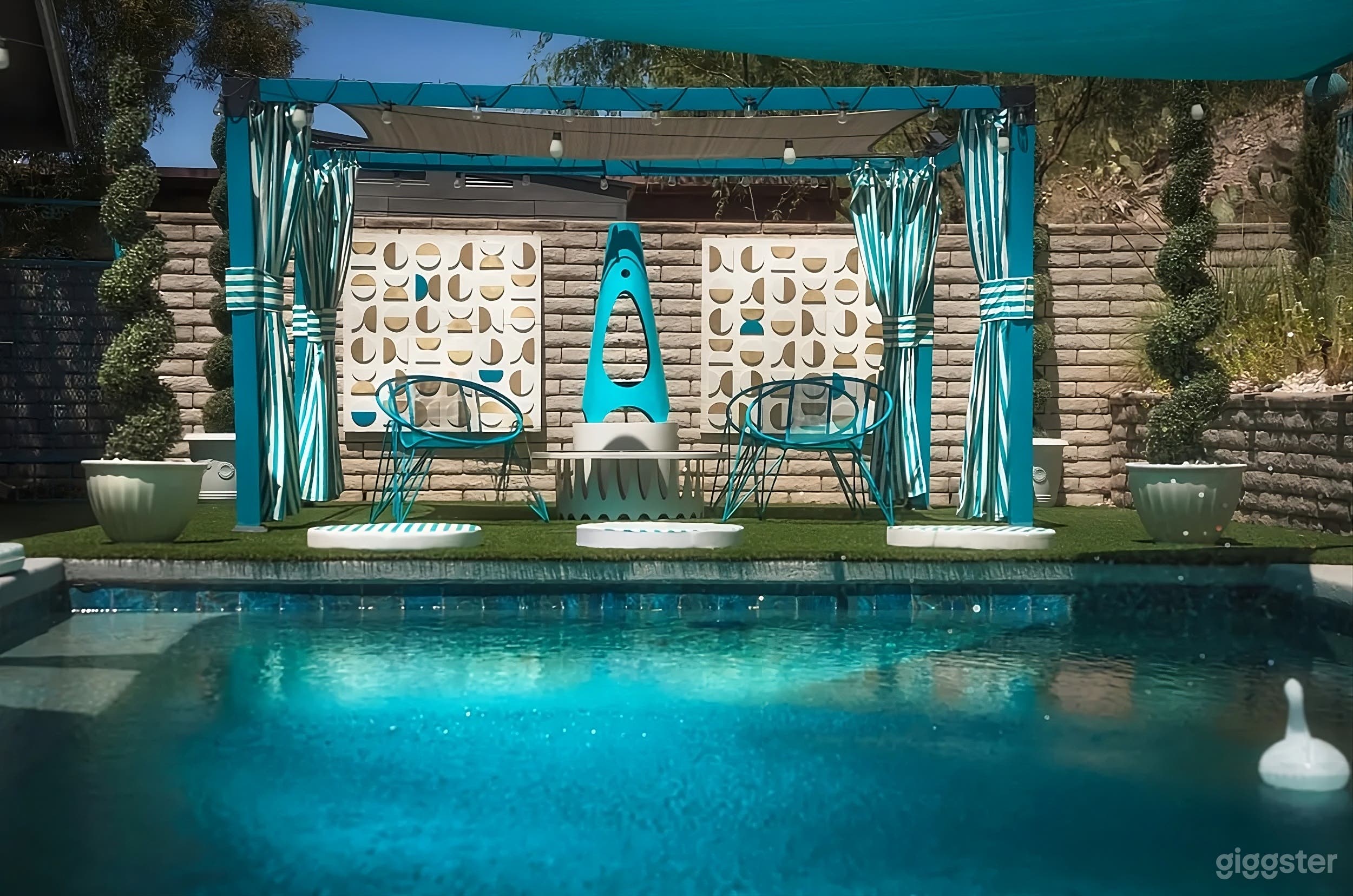 Retro Chic Backyard Photo 4