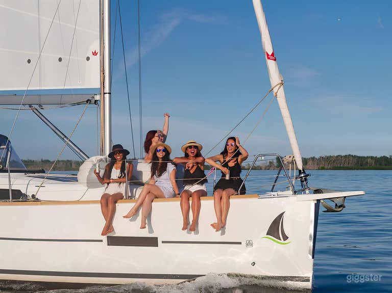  UnPlugged Sailing Yacht 