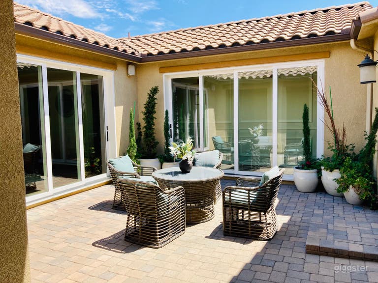  Modern ranch 5bedroom, 1/2 acres. pool & amenities 