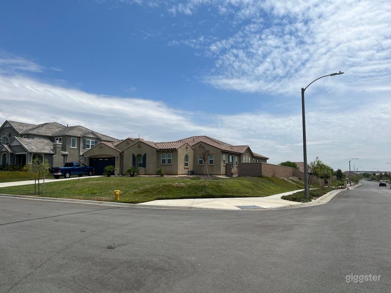  Modern ranch 5bedroom, 1/2 acres. pool & amenities 