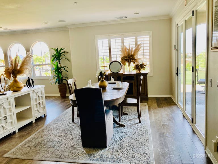  Modern ranch 5bedroom, 1/2 acres. pool & amenities 