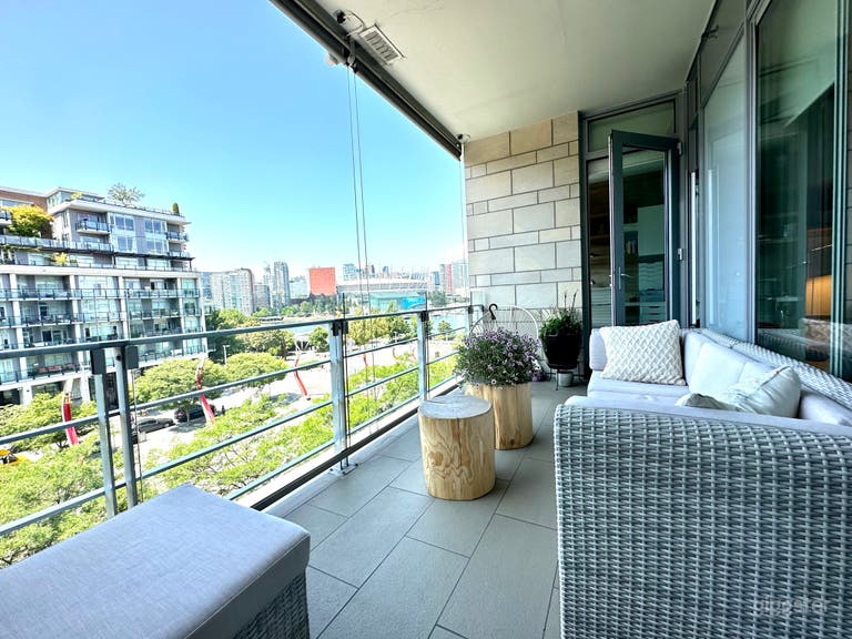  Balcony 