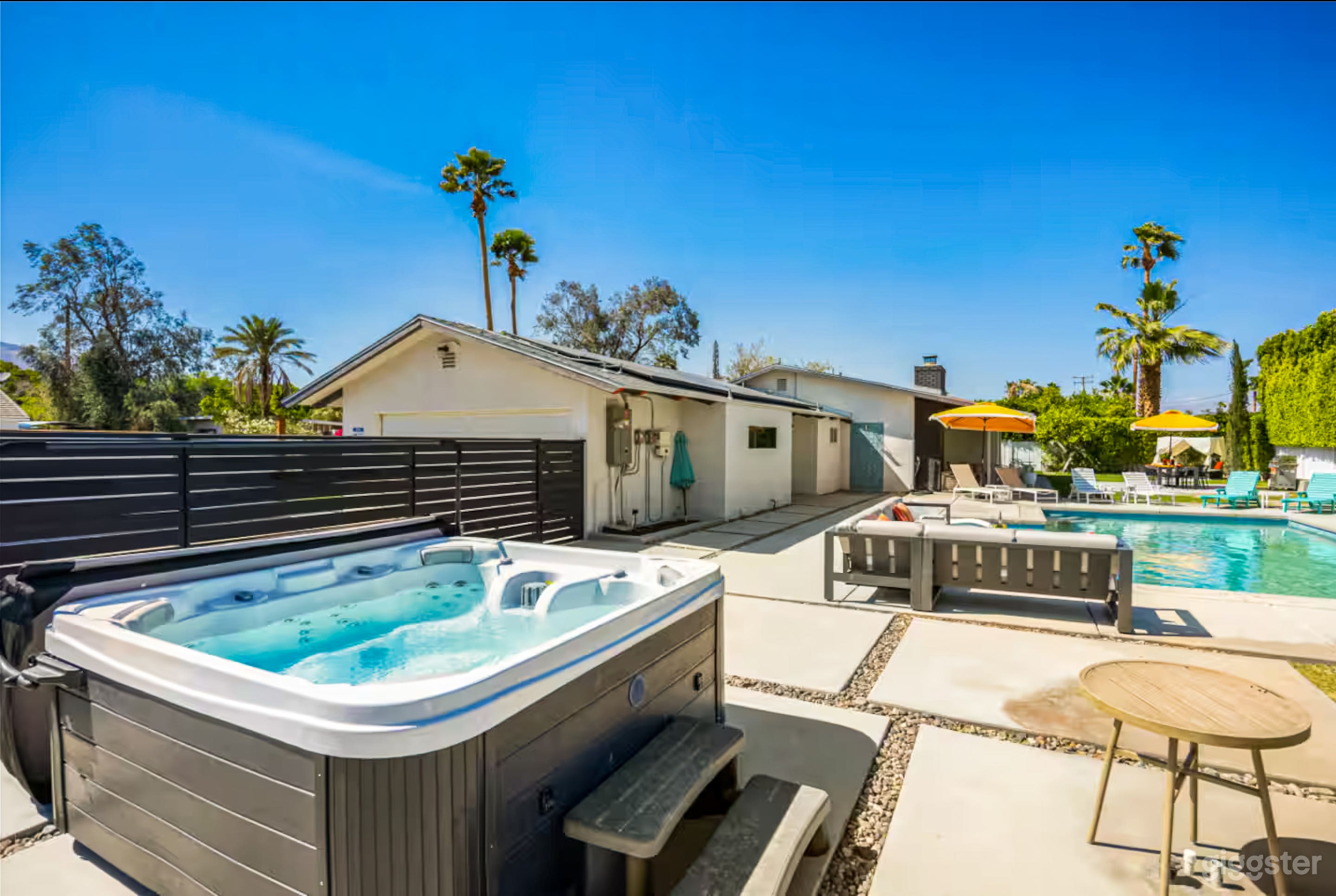 Open-Concept Contemporary House Photo 3