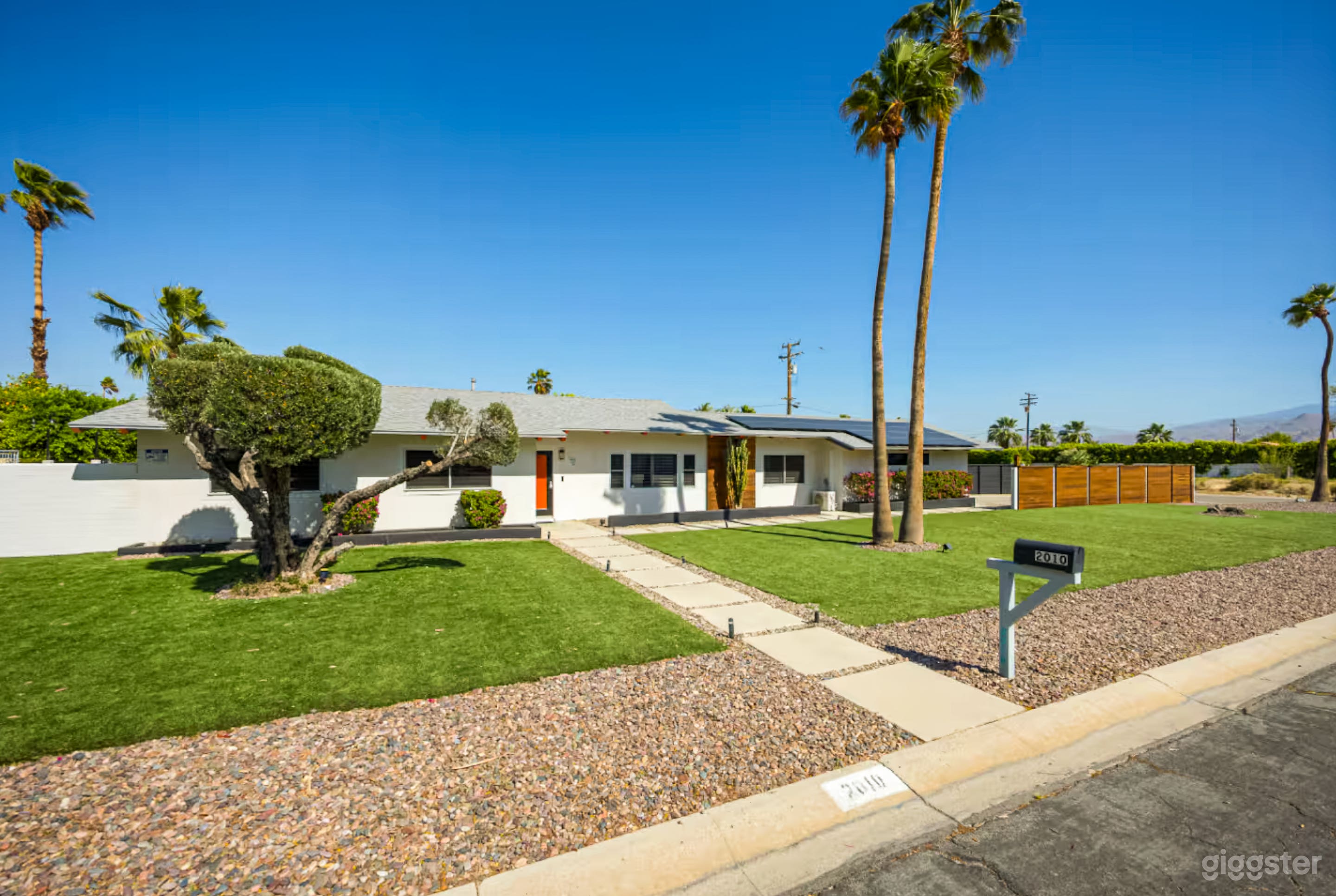 Open-Concept Contemporary House Photo 1