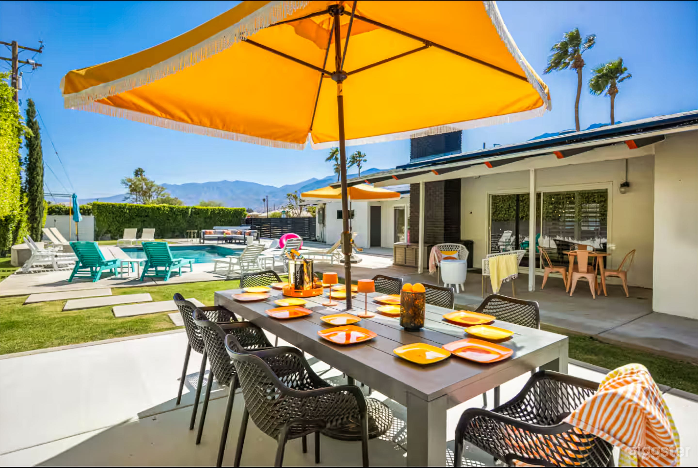 Open-Concept Contemporary House Photo 2