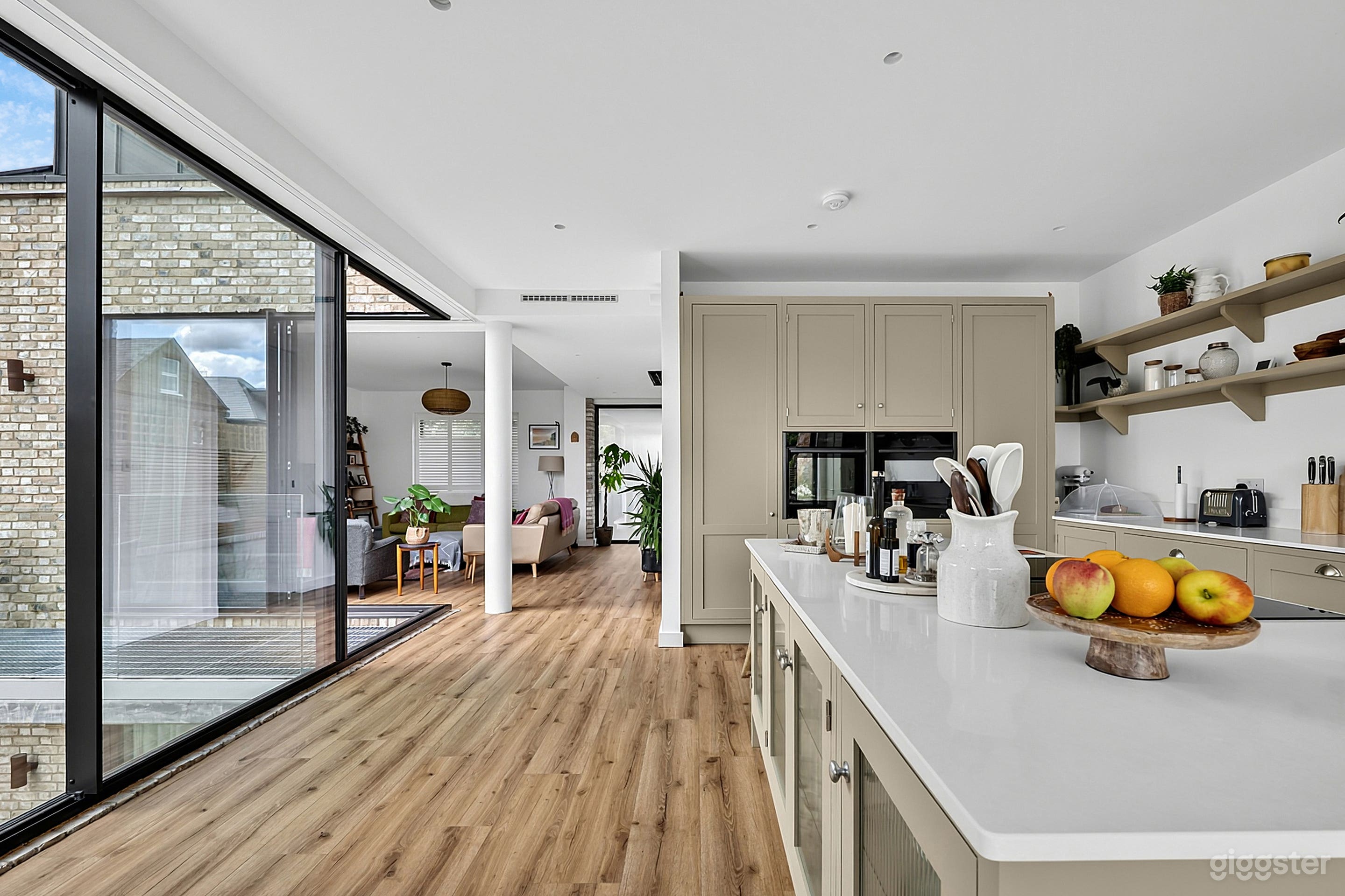 Cool Modern Home, Panoramic Glass, Courtyard & Log Burner Photo 3