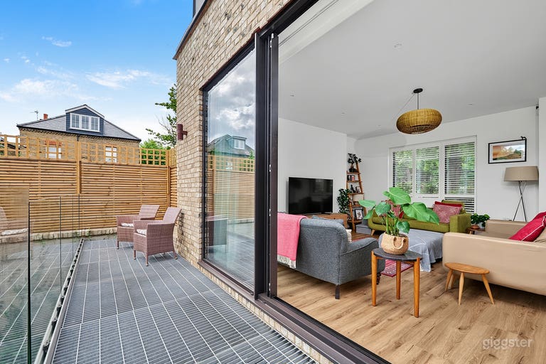  Cool Modern Home, Panoramic Glass, Courtyard & Log Burner 