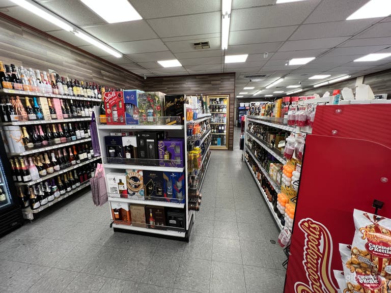  Liquor Store / Convenience Store 