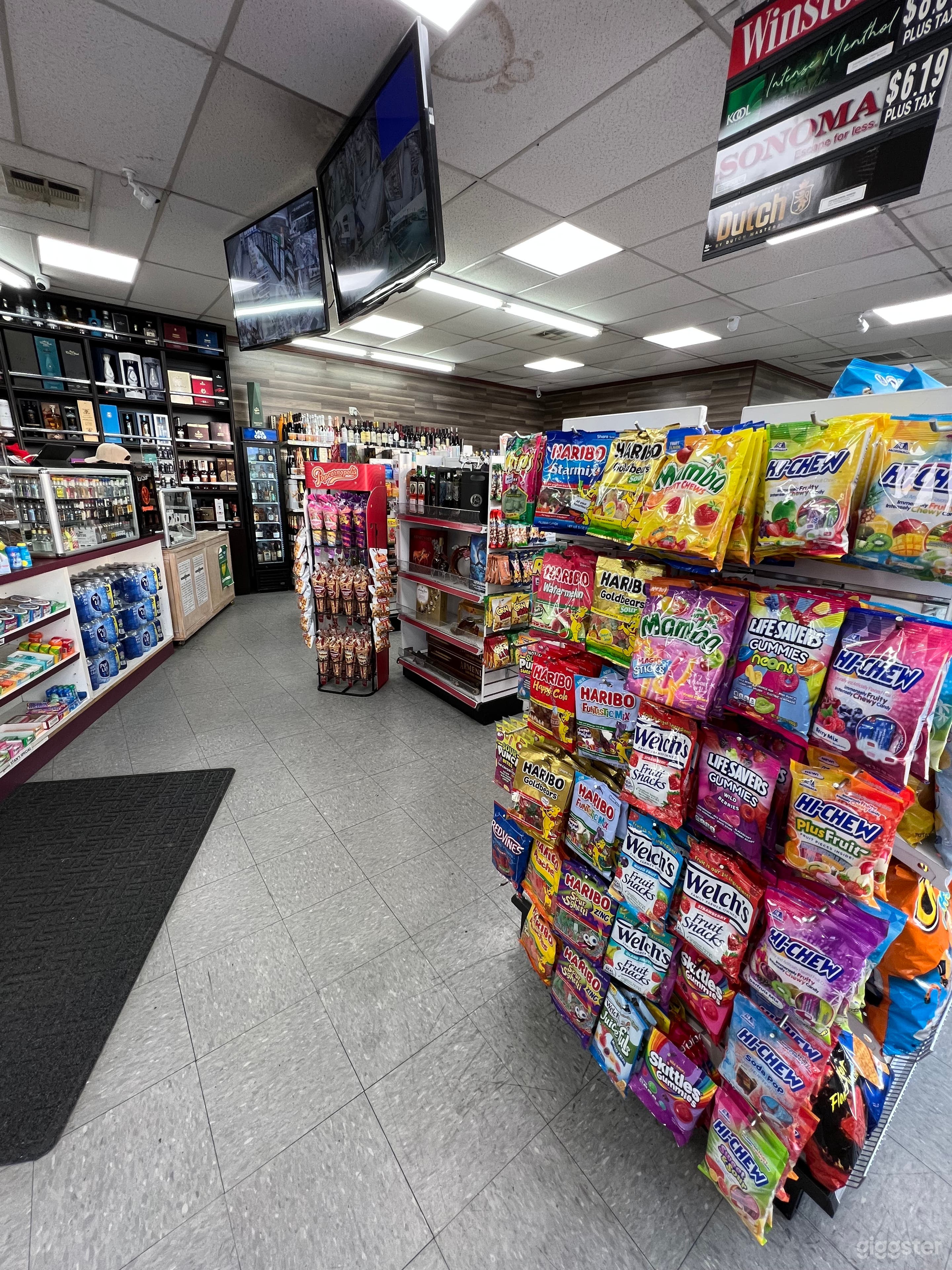 Liquor Store / Convenience Store Photo 3