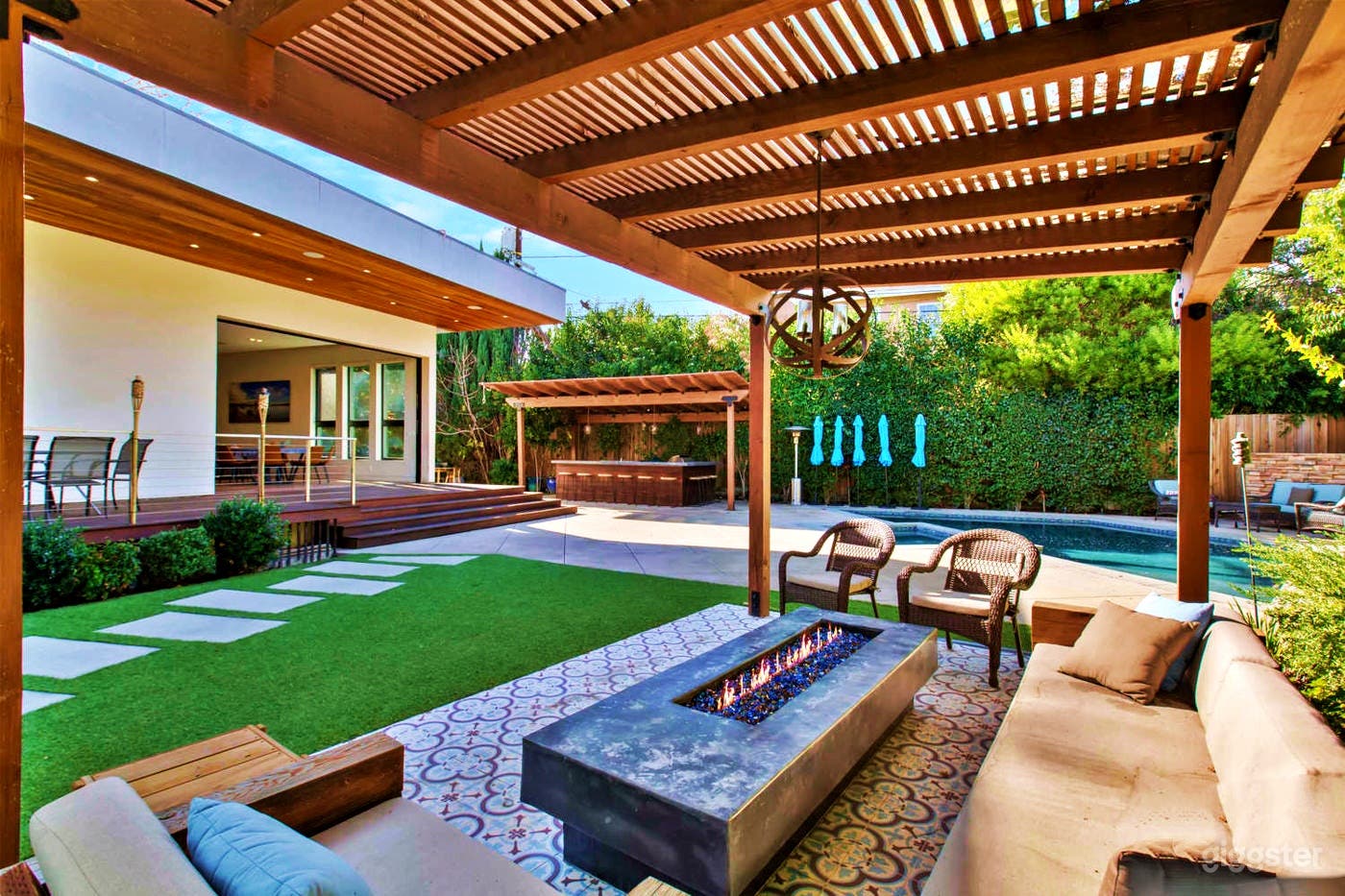 Swimming Pool, Spa, Pergola, Mini Bar and BBQ Photo 4