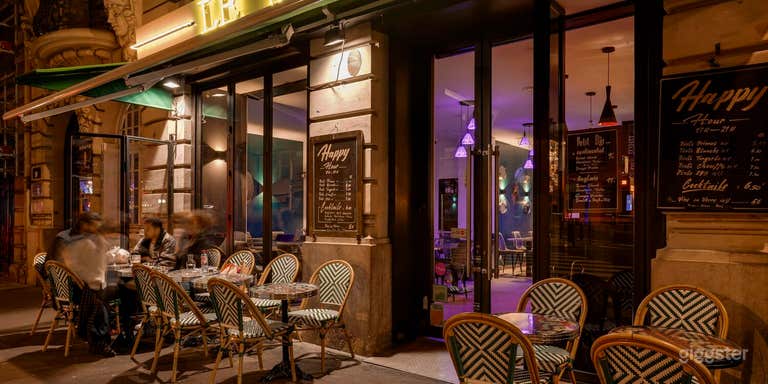   Restaurant d'angle parisien avec terrasse et façade classiq 