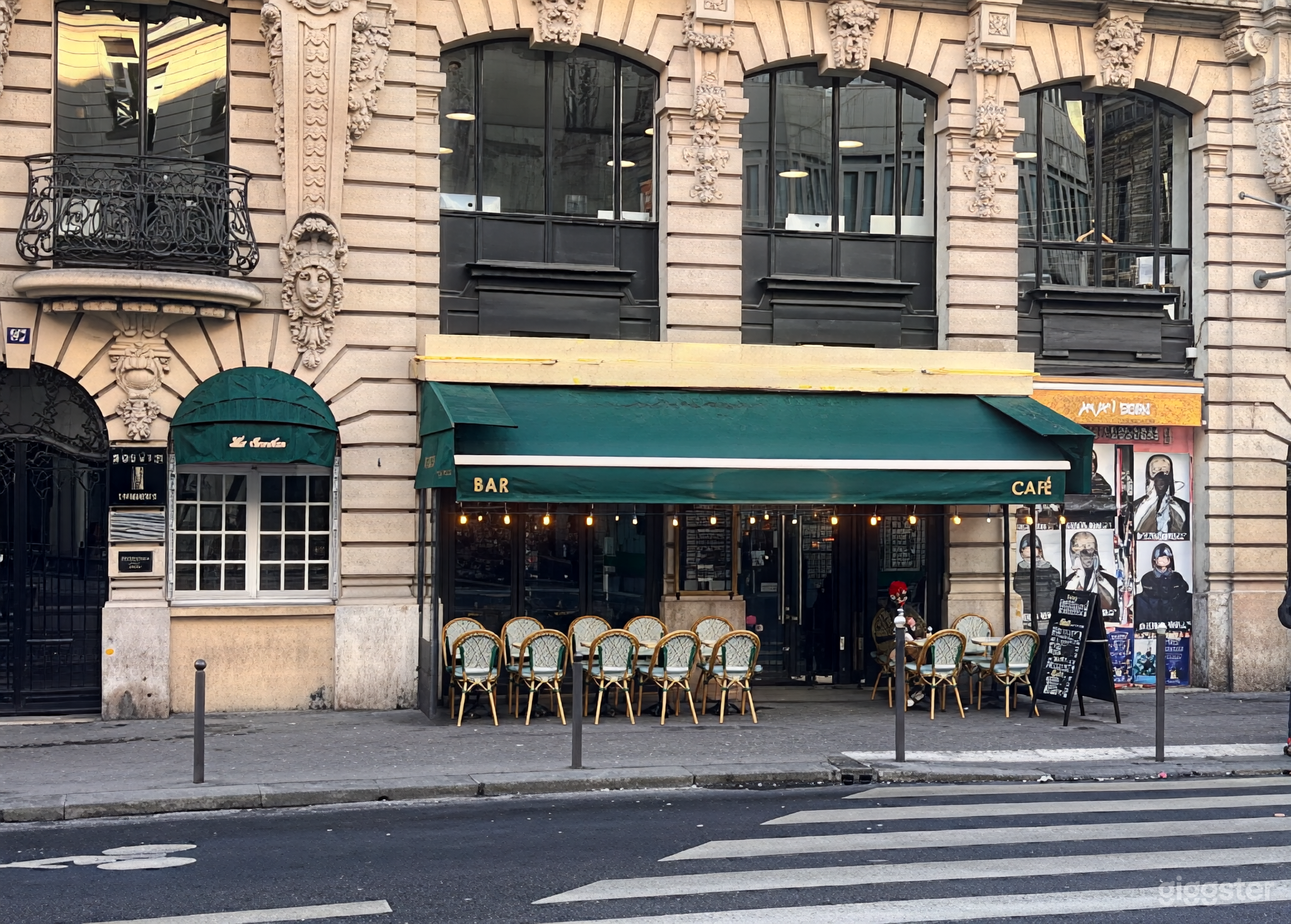 Photo de  Restaurant d'angle parisien avec terrasse et façade classiq 2