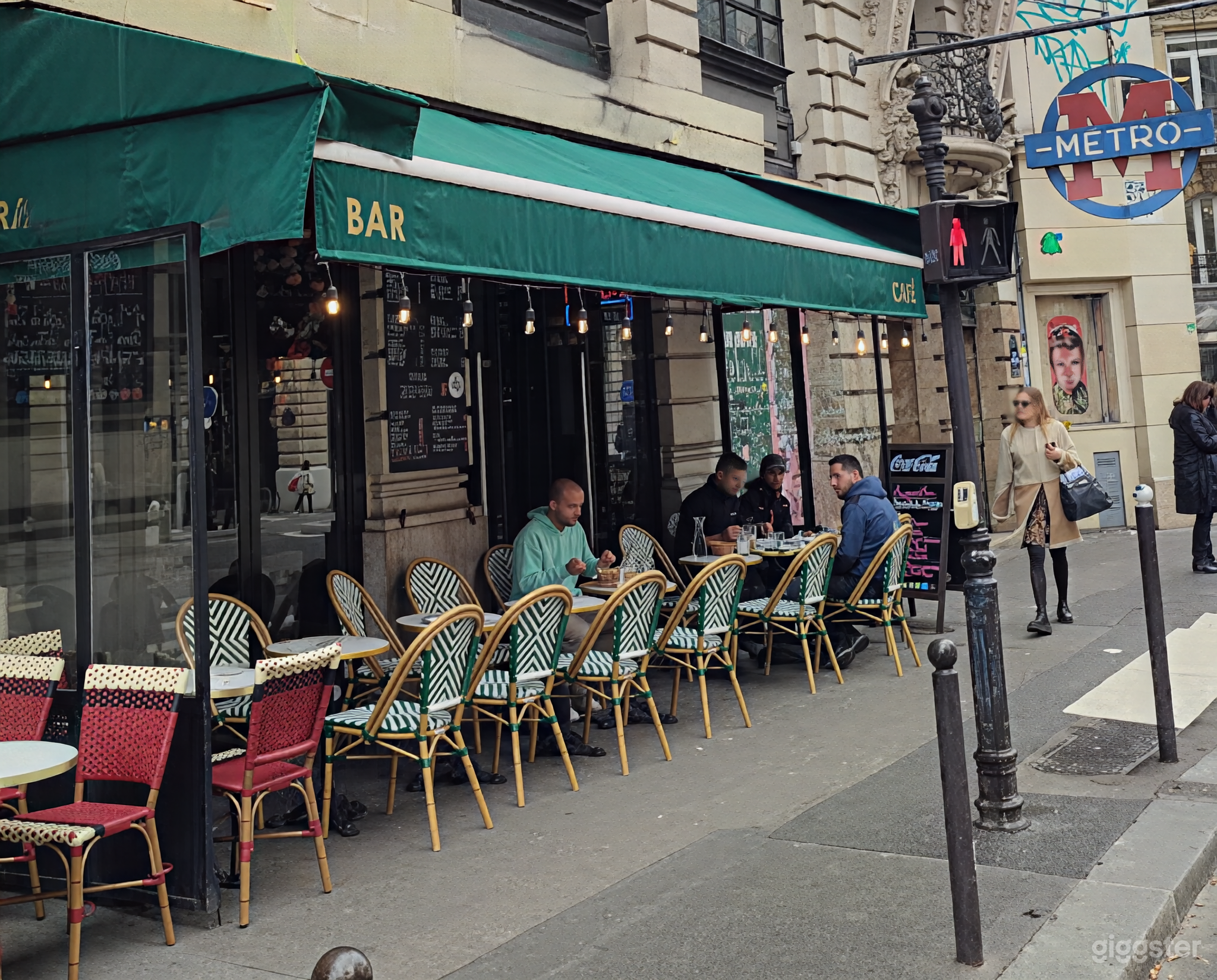 Photo de  Restaurant d'angle parisien avec terrasse et façade classiq 4