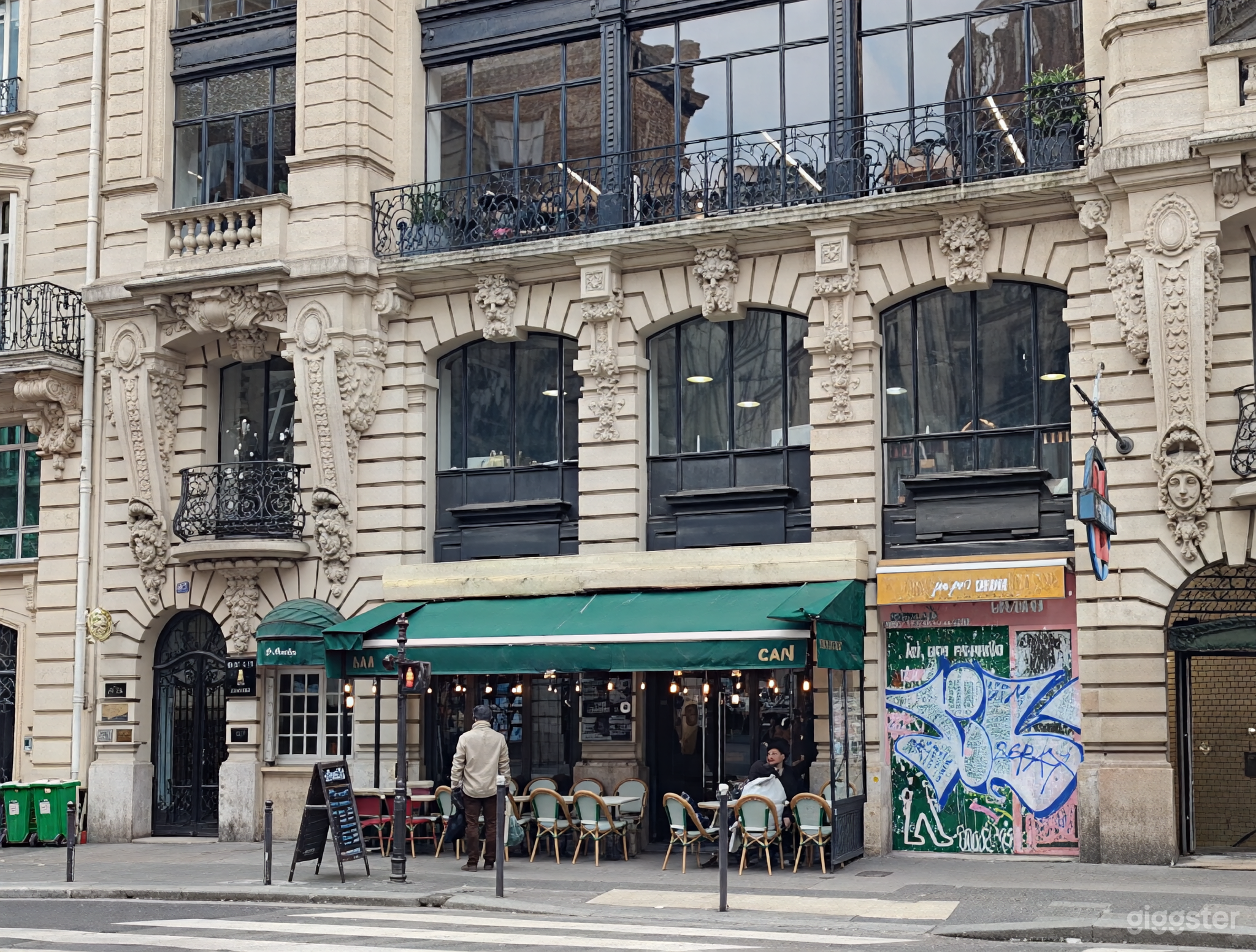 Photo de  Restaurant d'angle parisien avec terrasse et façade classiq 3
