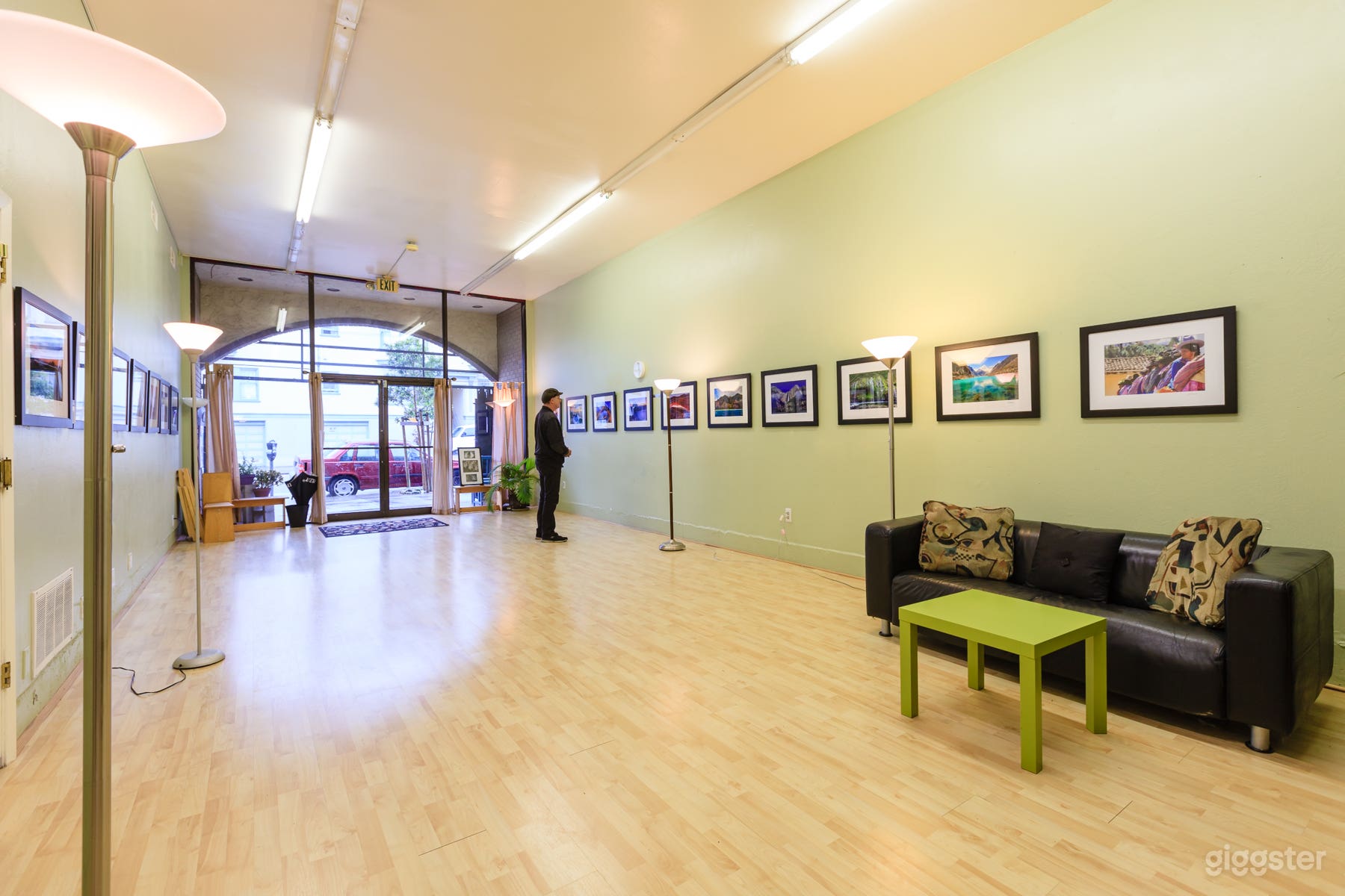 Great 600 sq/ft space with lots of light Photo 2