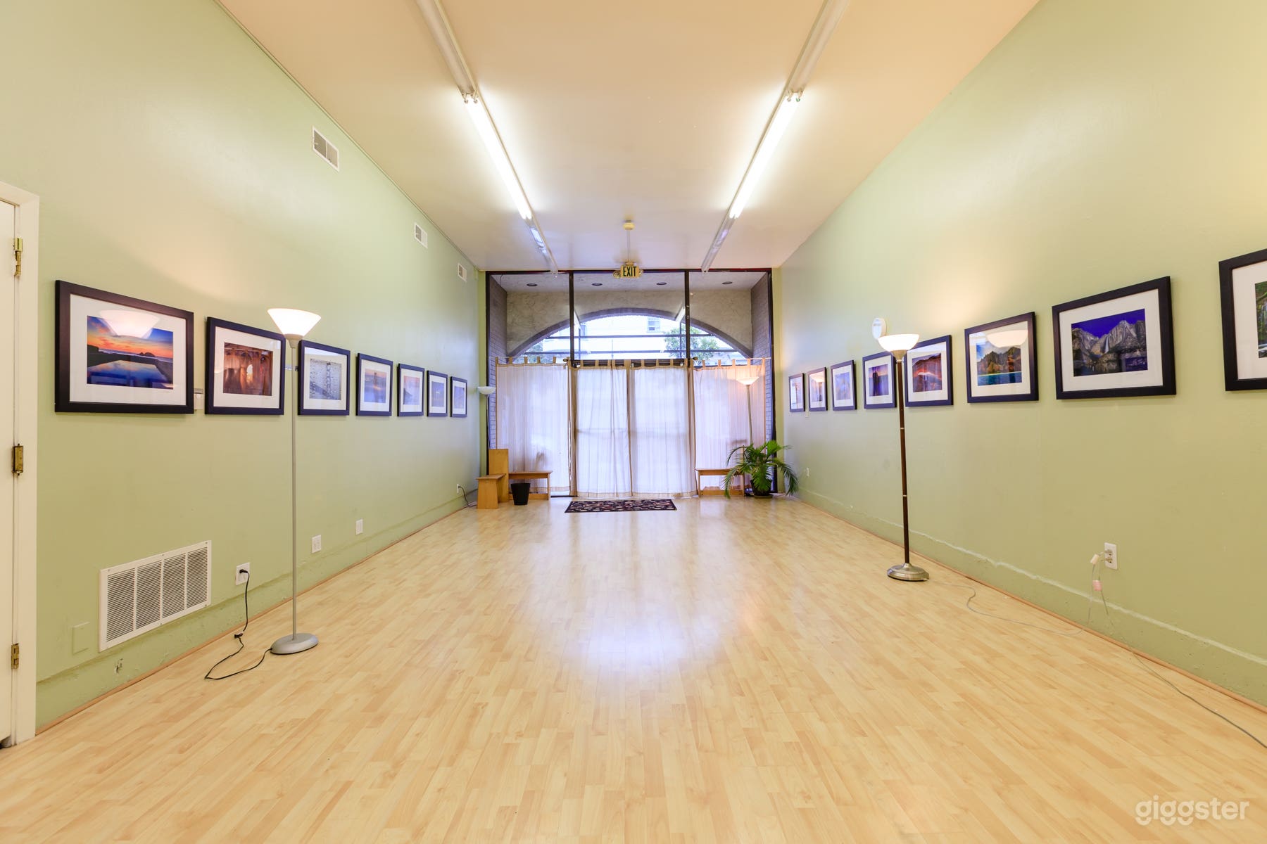 Great 600 sq/ft space with lots of light Photo 3