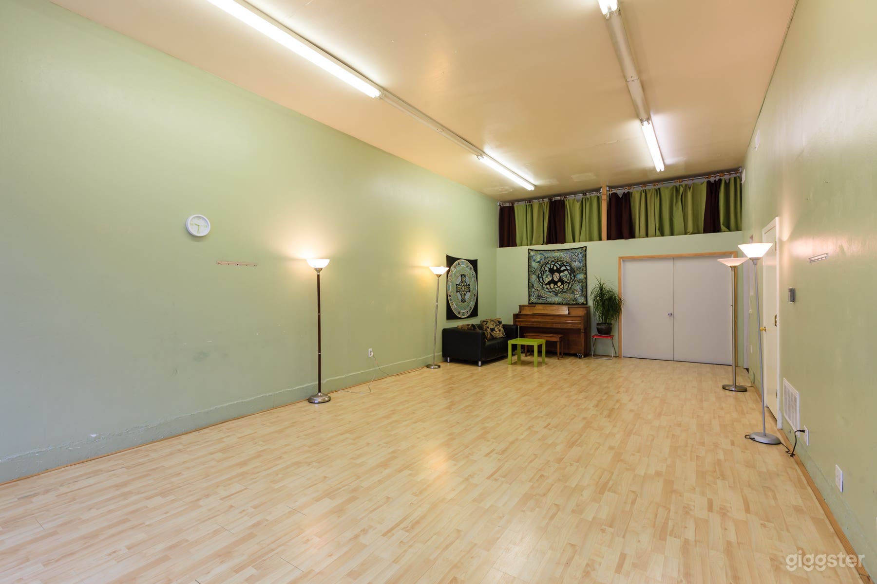 Great 600 sq/ft space with lots of light Photo 4