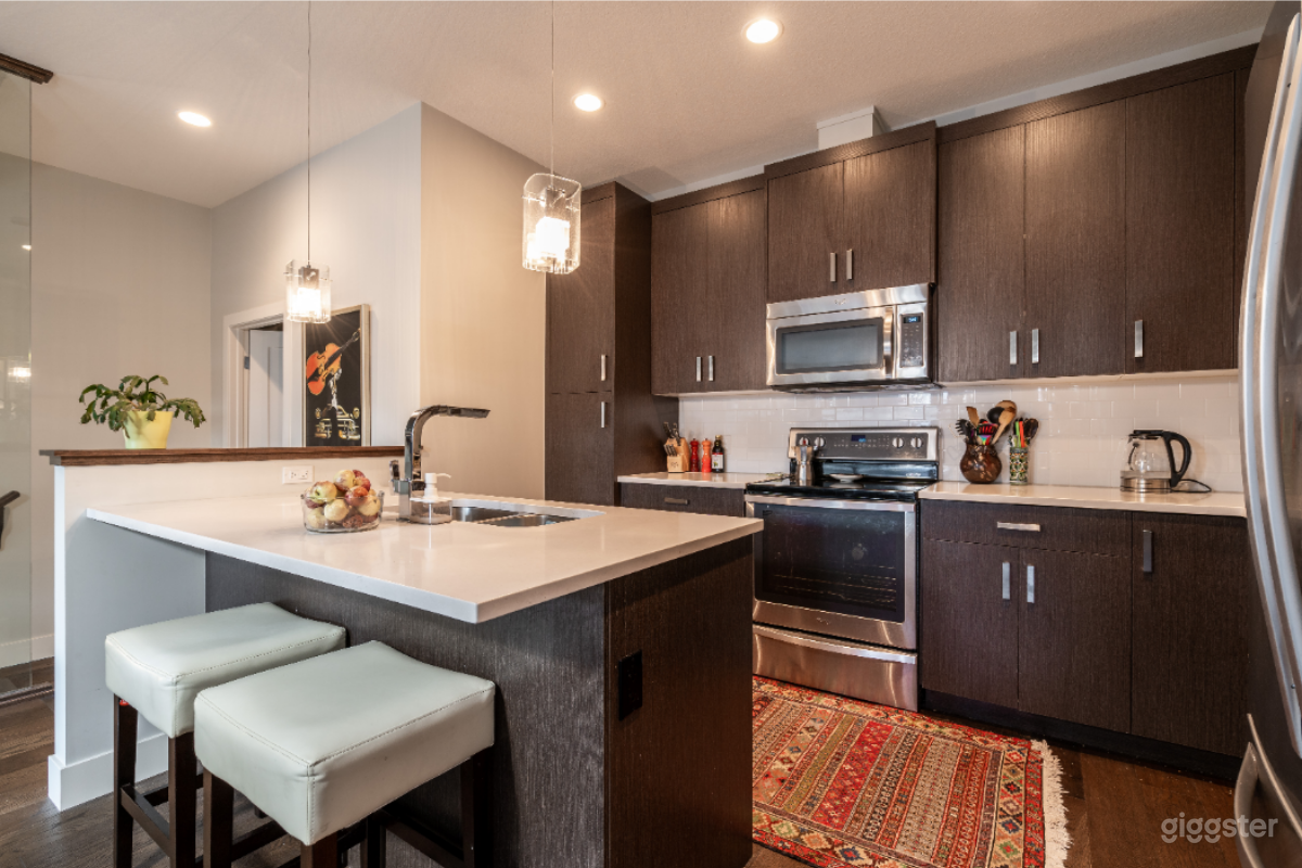 Kitchen and breakfast bar.