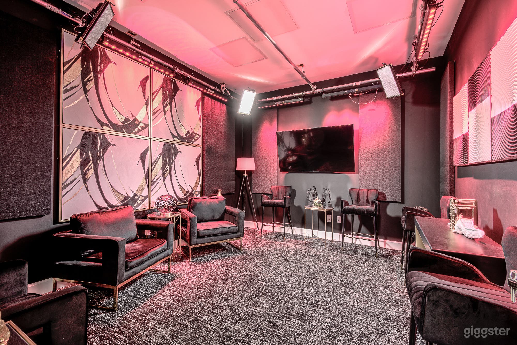 Various lighting production options to help set the ambiance and tone of your content. Each Podcast Room includes microphones, and a TV